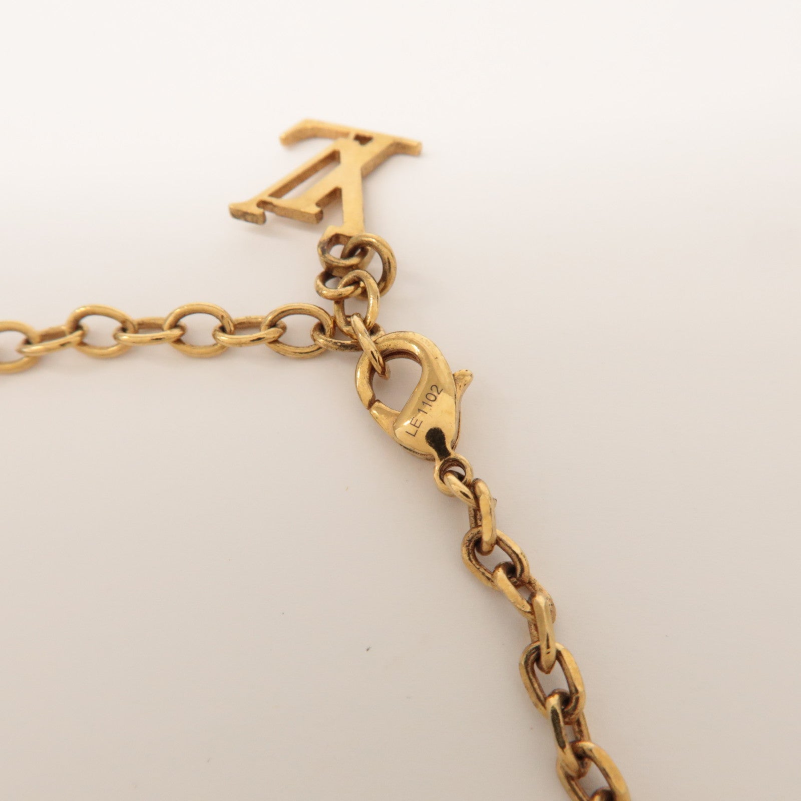 Louis Vuitton Pandentif Lock Me Necklace Metal Regsin Gold M66516