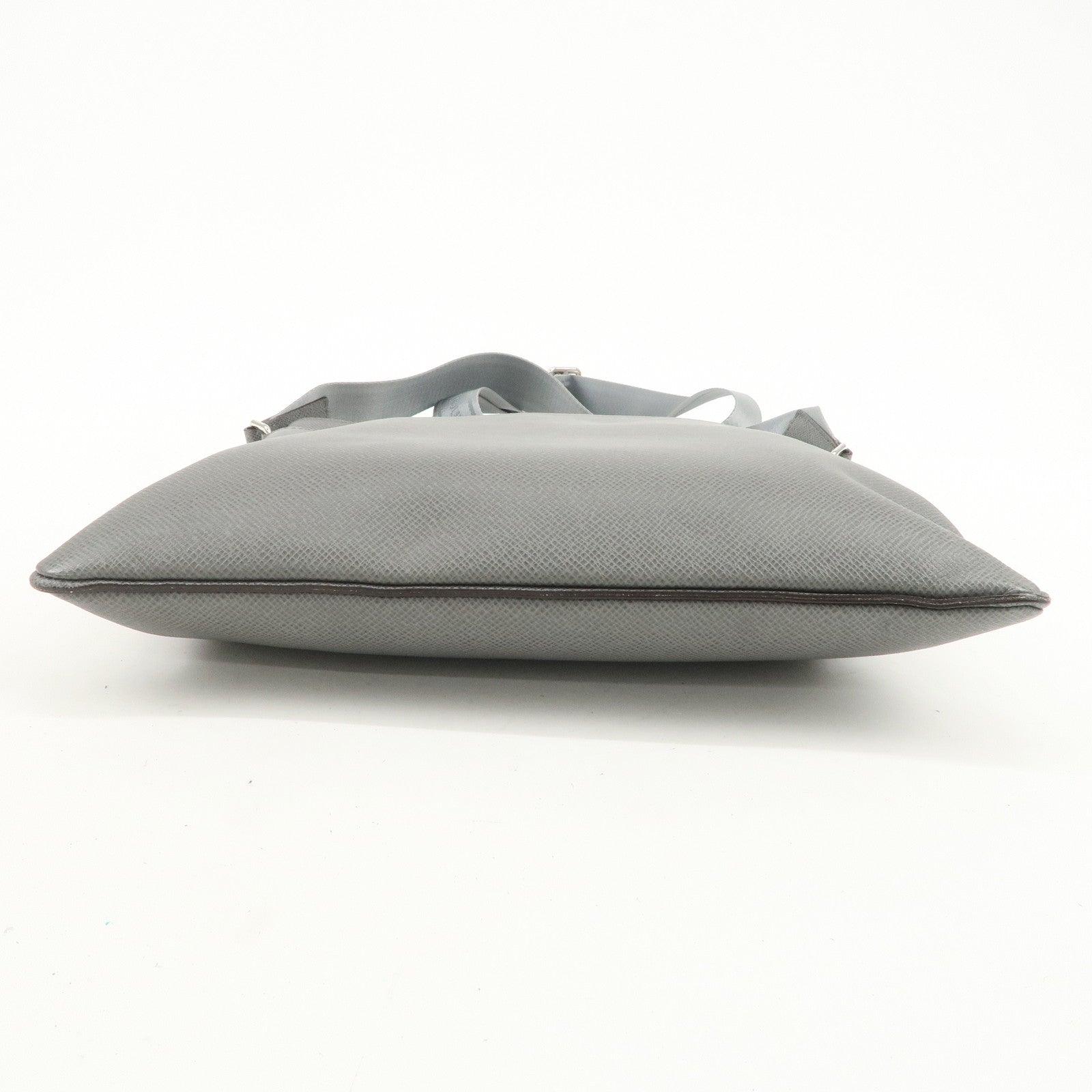 Louis Vuitton Taiga Sasha Shoulder Bag Crossbody Bag Glacier M32630