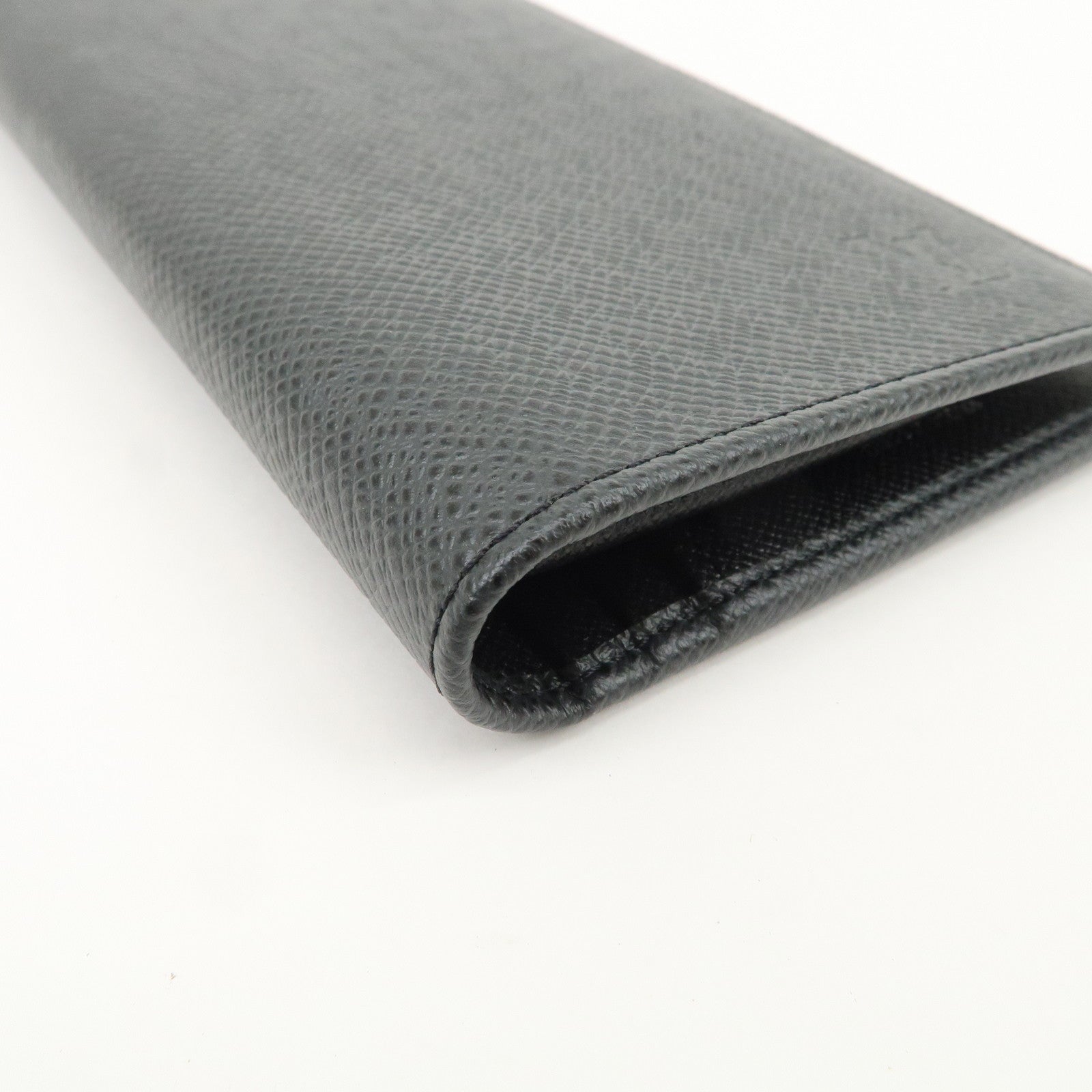 Louis Vuitton Taiga Leather Portefeuille Brazza Wallet Noir M30501