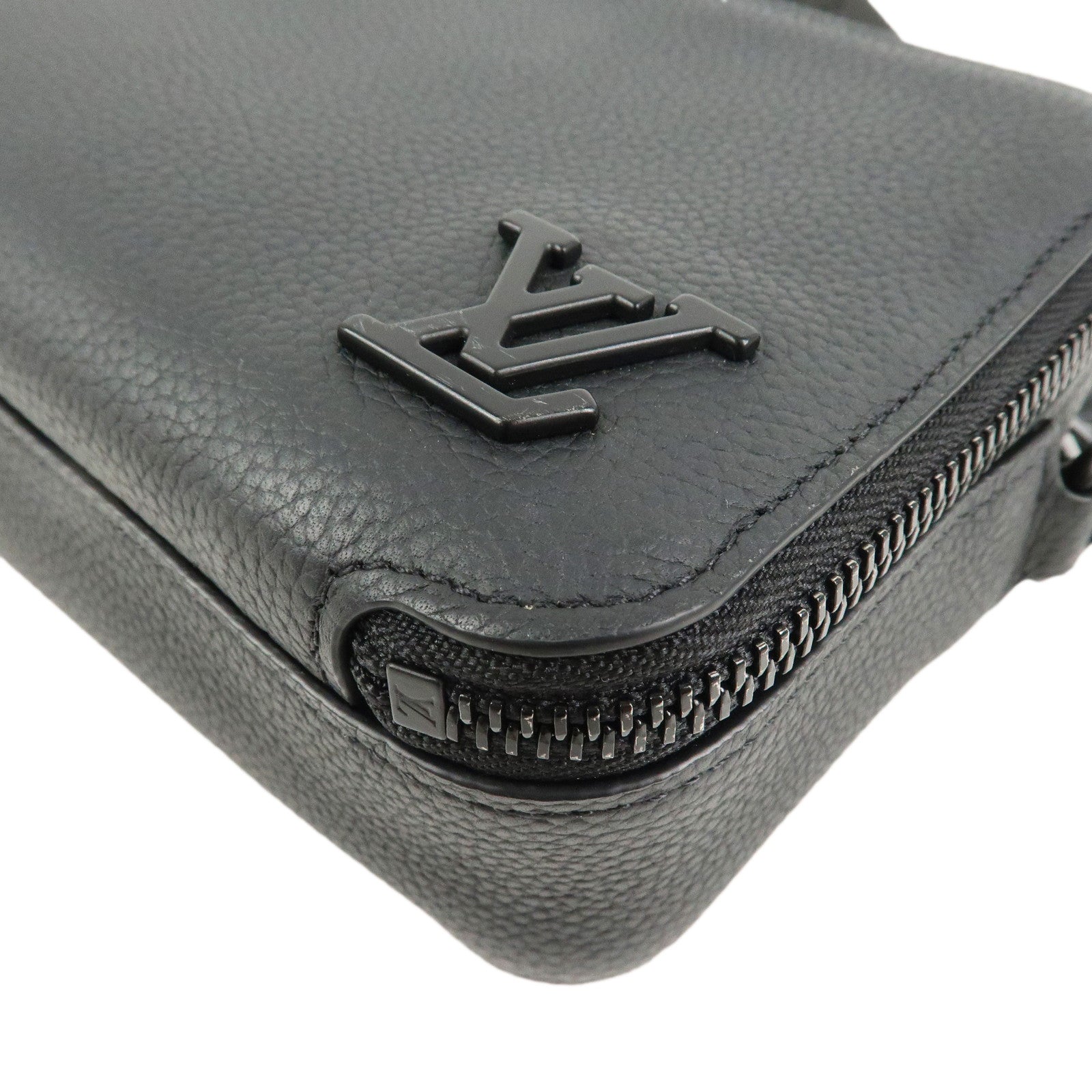 Louis Vuitton LV Aerogram Leather Alpha Wearable Wallet Noir M59161