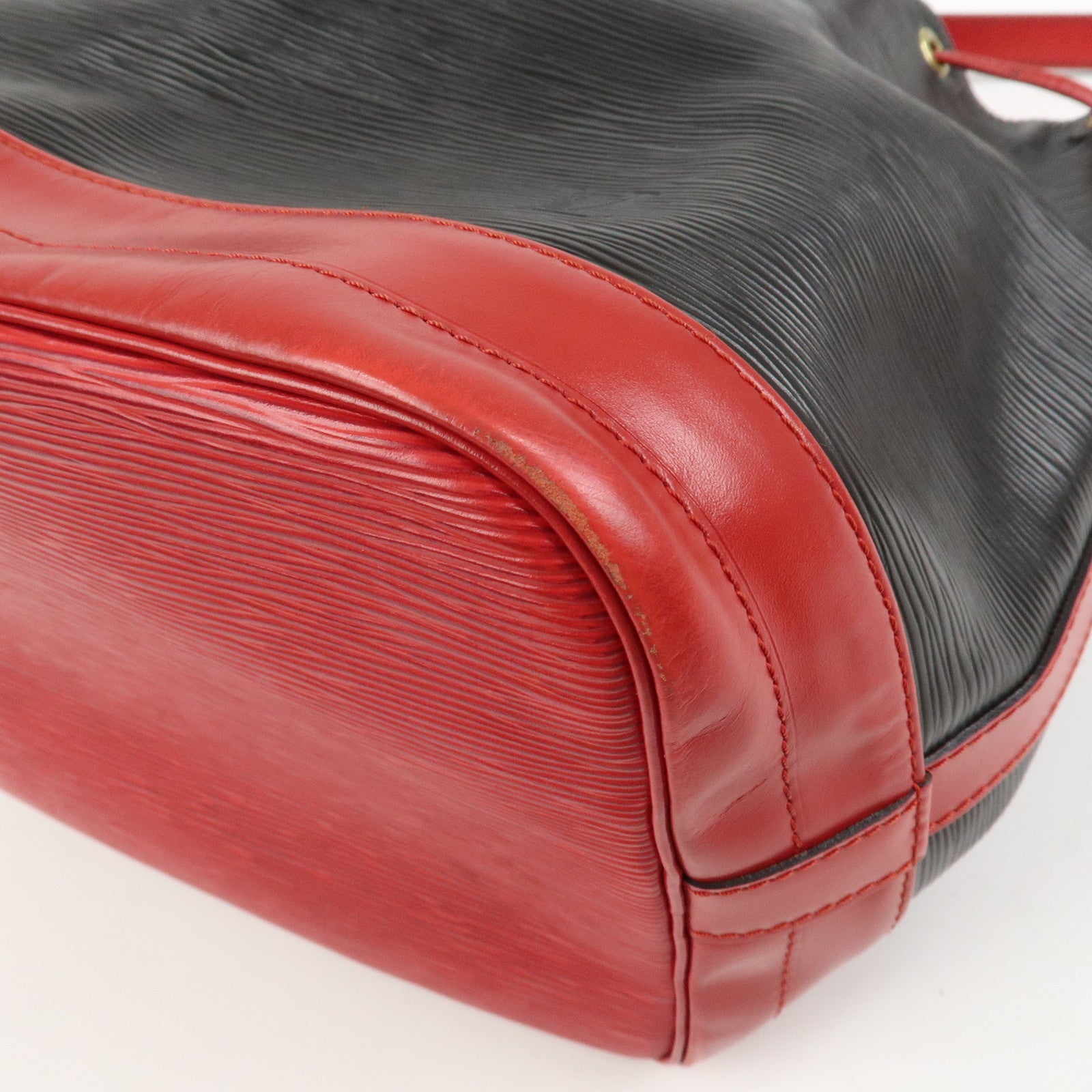 Louis Vuitton Epi Noe Shoulder Bag Noir Castilian Red M44017