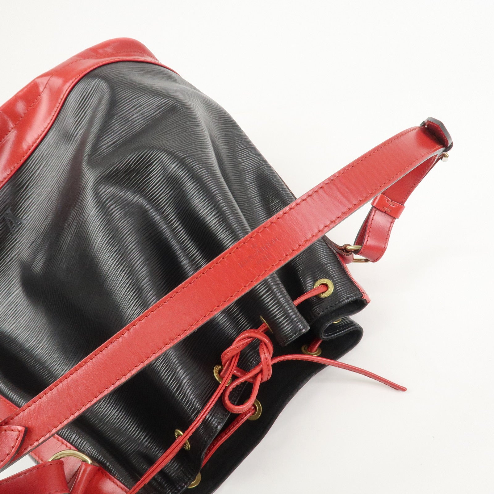 Louis Vuitton Epi Noe Shoulder Bag Noir Castilian Red M44017