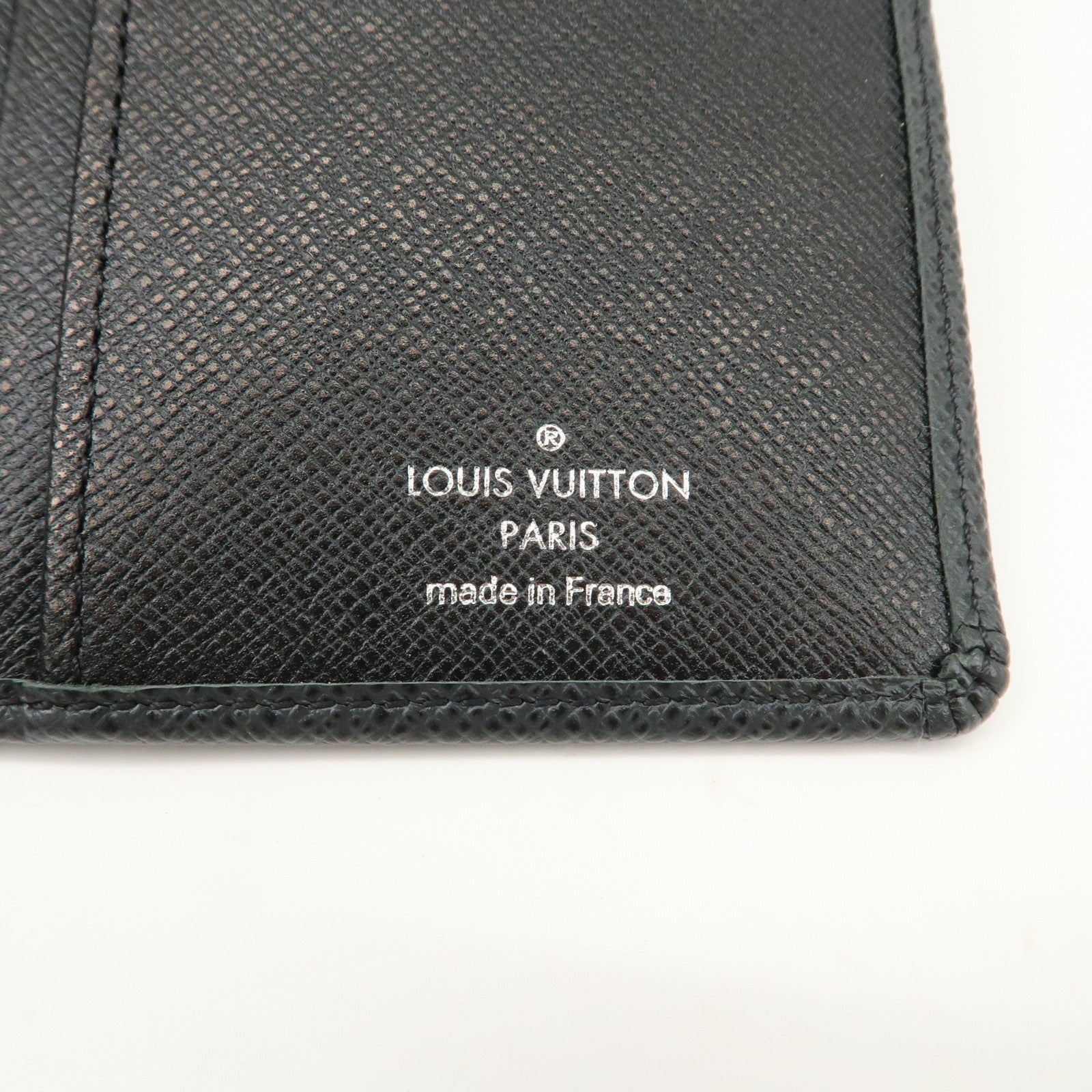Louis Vuitton Taiga Leather Portefeuille Brazza Wallet Noir M30501