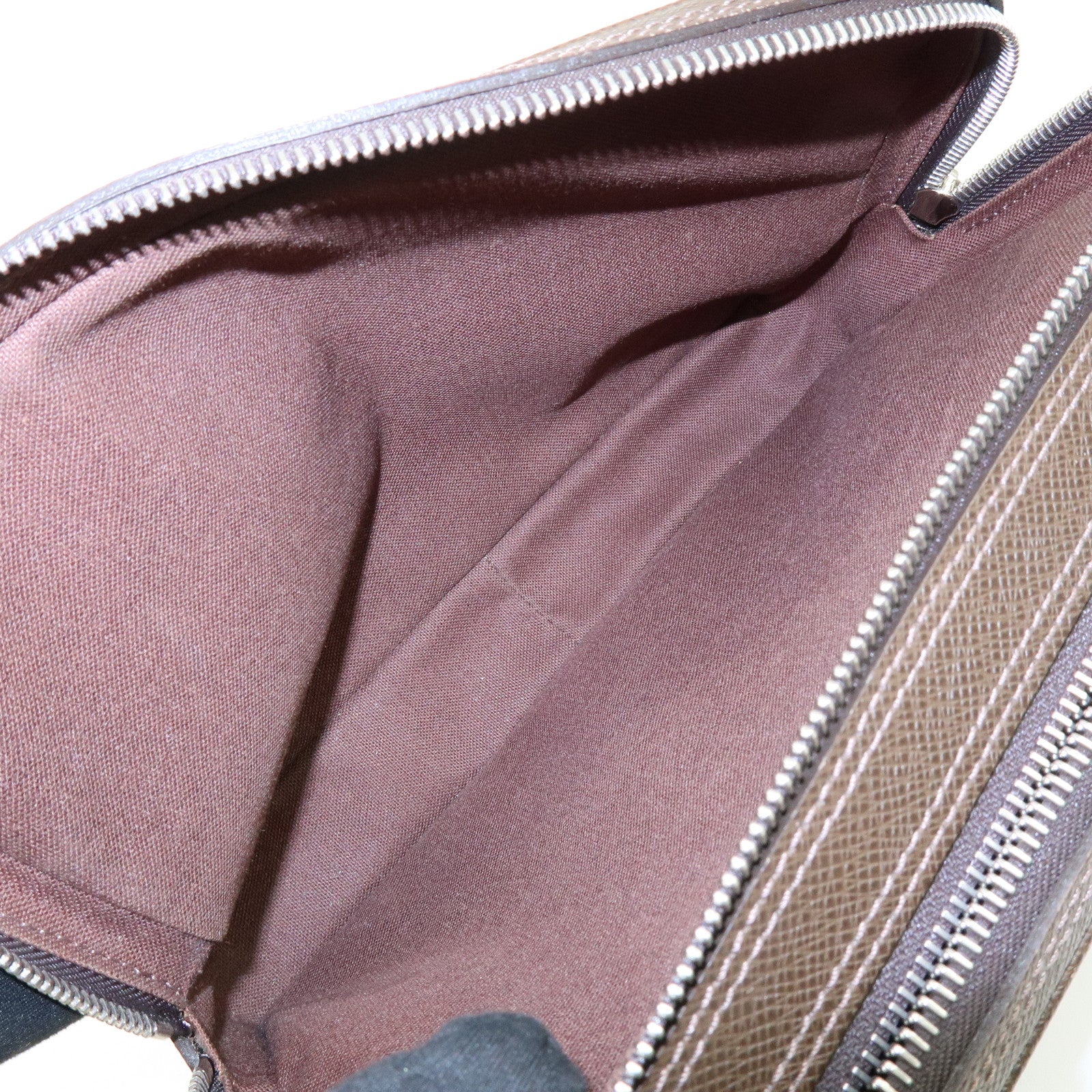 Louis Vuitton Taiga Neo Pavel Clultch Bag Grizzly M31148