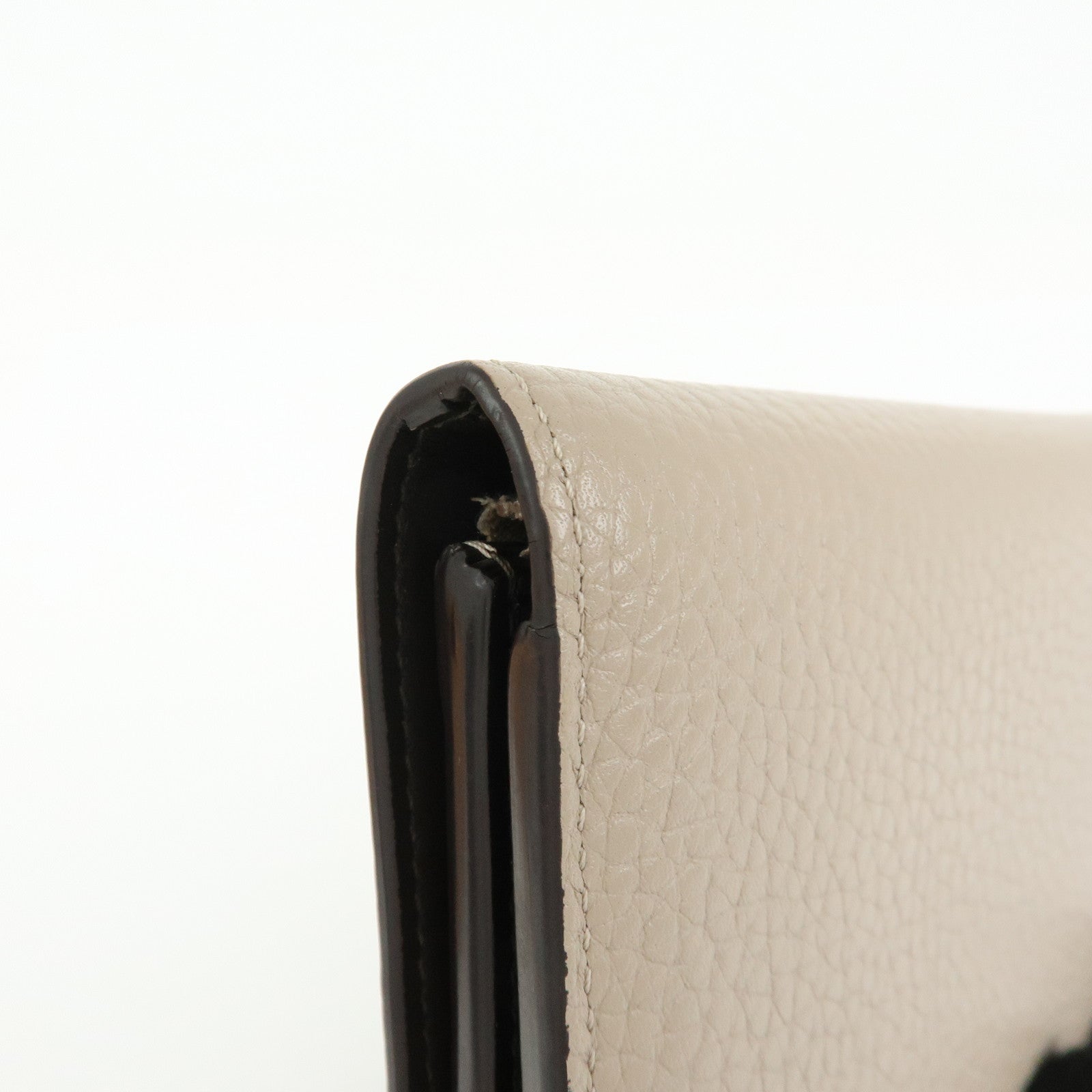 Louis Vuitton Portefeuille Capucines Compact Wallet Galet M62159