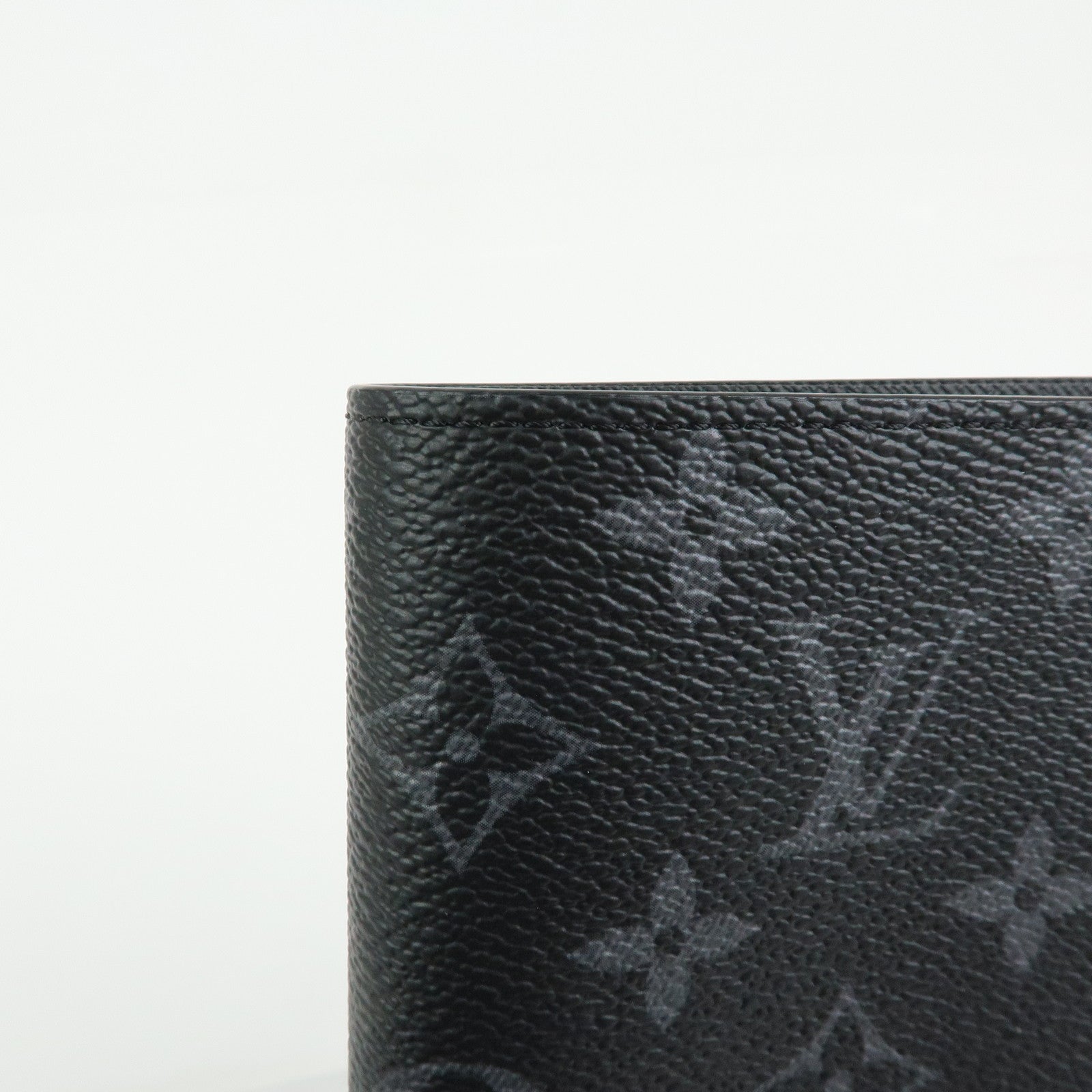 Louis Vuitton Monogram Eclipse Couverture de Passeport NM M64501