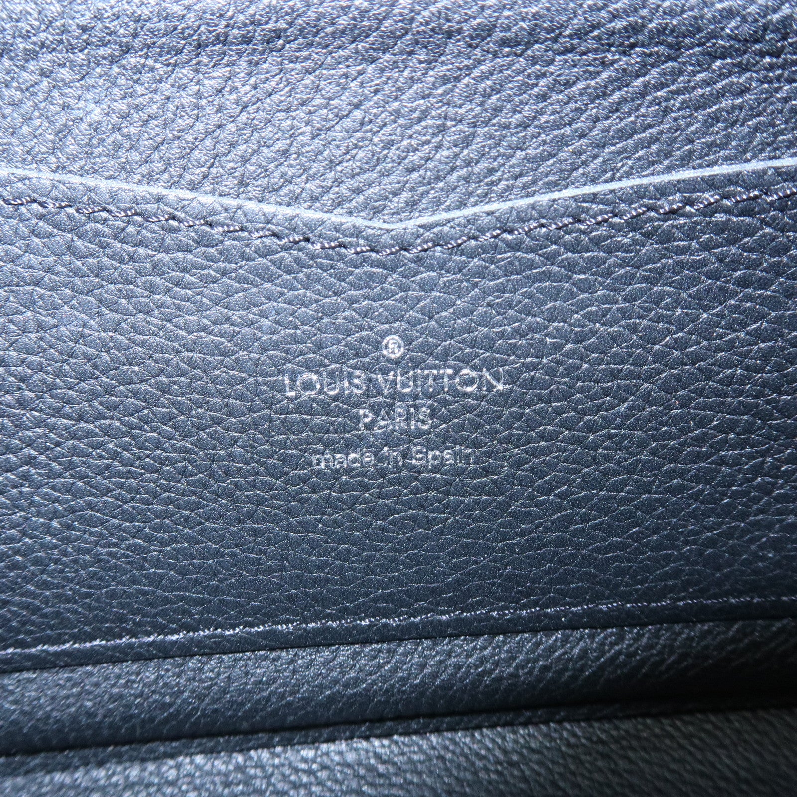 Louis Vuitton Leather Lockme Round Zippy Long Wallet Noir M62622