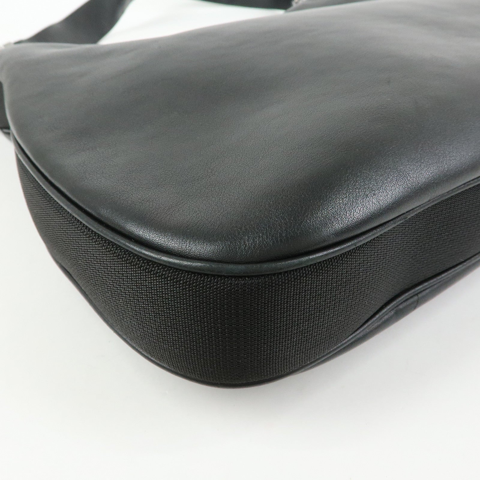 GUCCI Attache Leather Shoulder Bag Crossbody Bag Black 001・3341