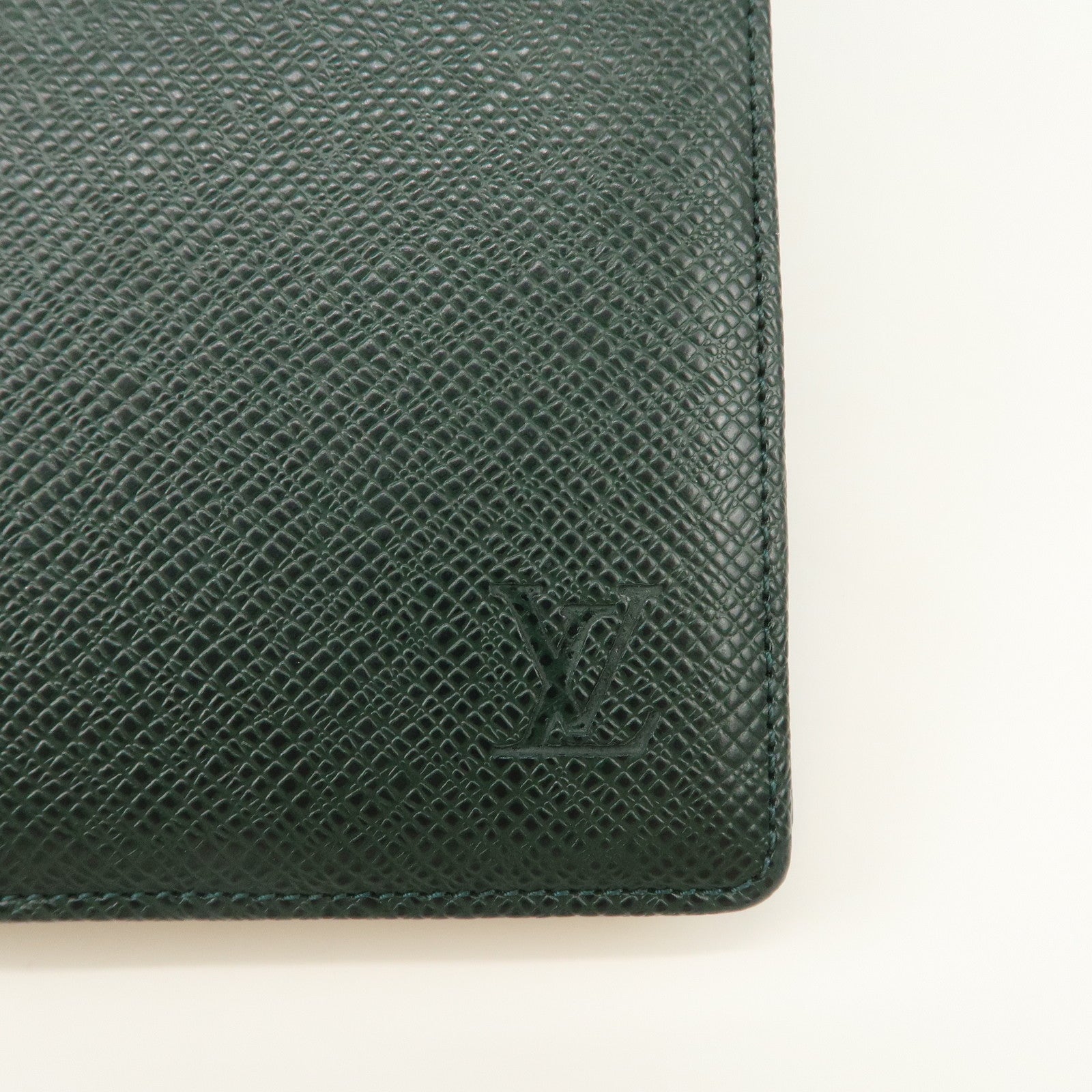 Louis Vuitton Taiga Agenda Bureau Planner Cover Epicea R20407 Used