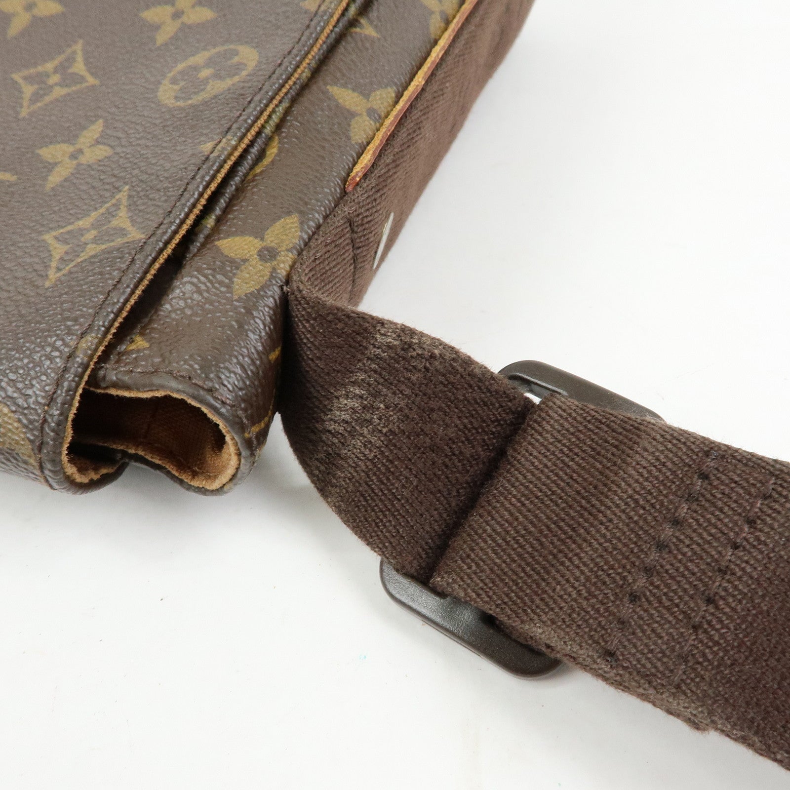 Louis Vuitton Monogram Messenger MM Beaubourg Crossbody Bag M97038