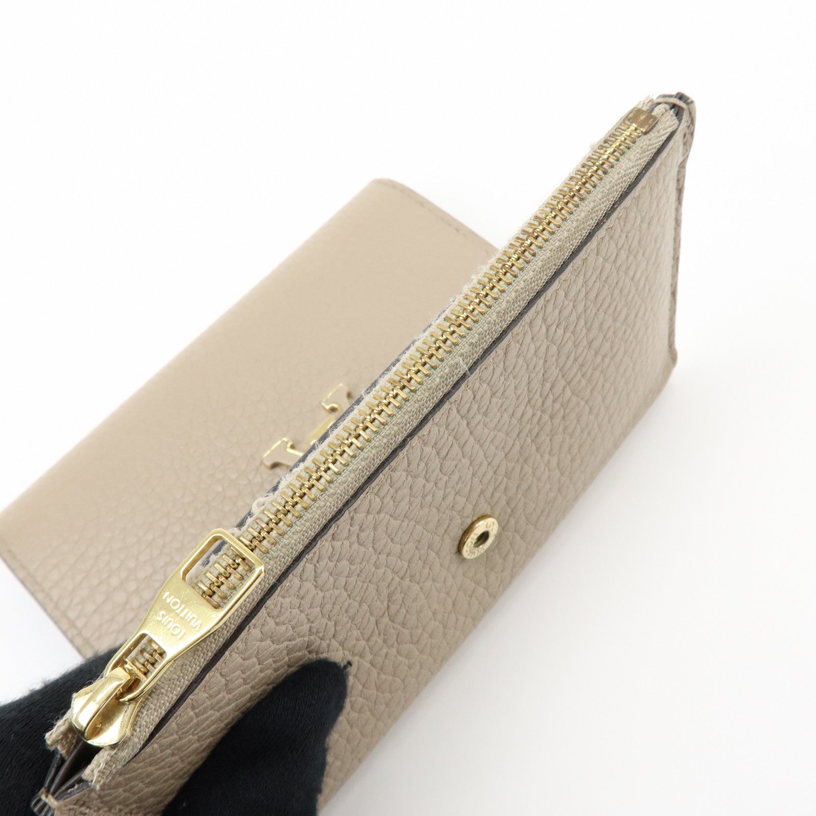 Louis Vuitton Portefeuille Capucines Leather Compact Wallet M62159