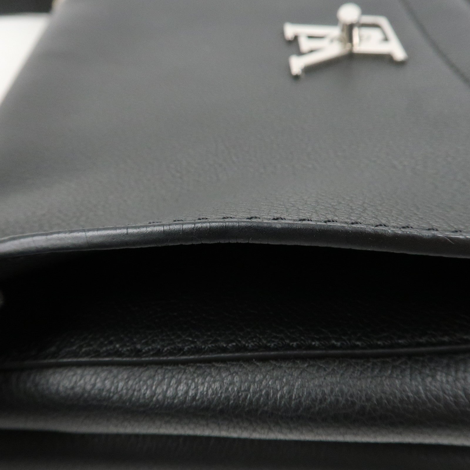 Louis Vuitton Lock Me Leather Cartable Hand Bag Noir Black M50250