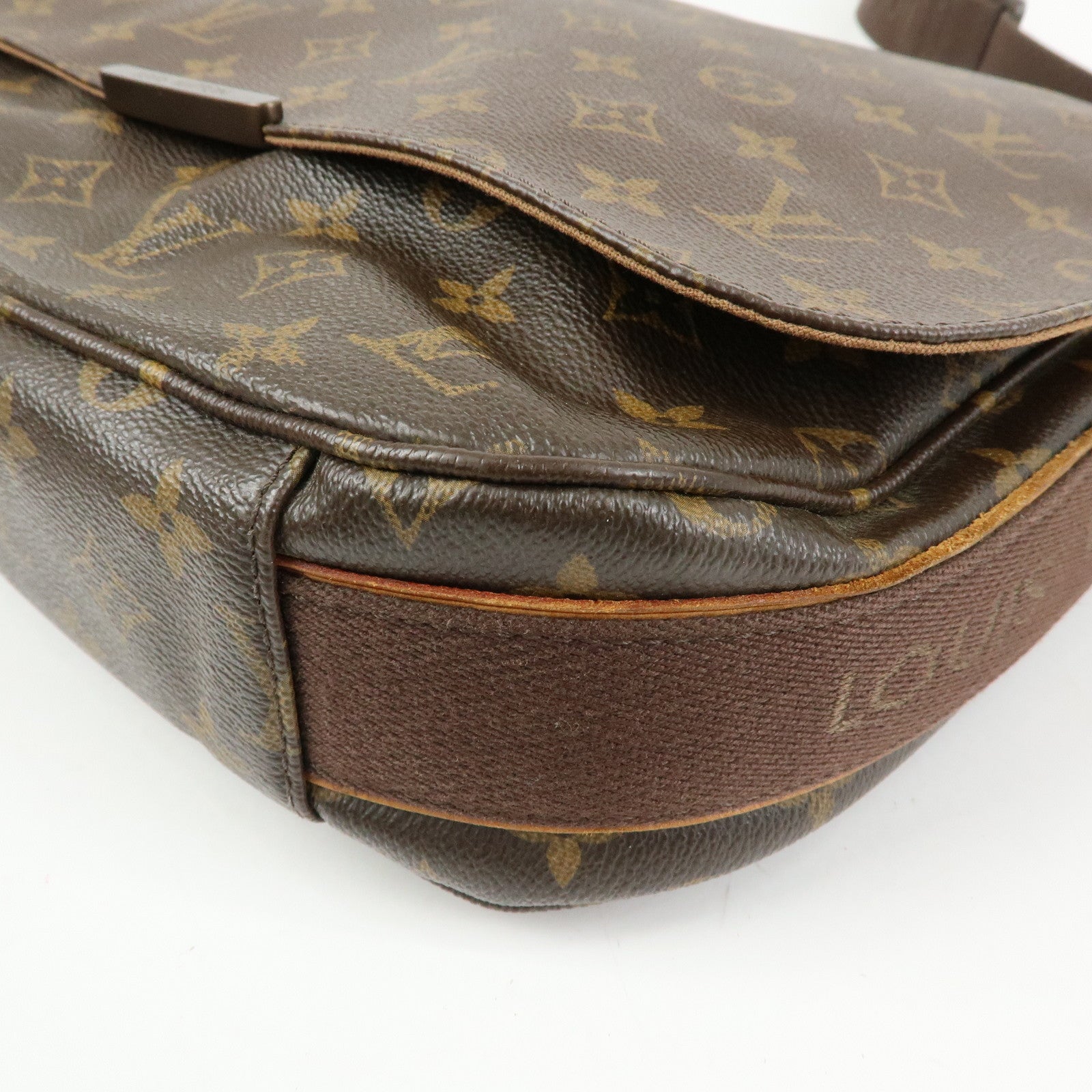 Louis Vuitton Monogram Messenger Beaubourg MM Canvas Bag M97038