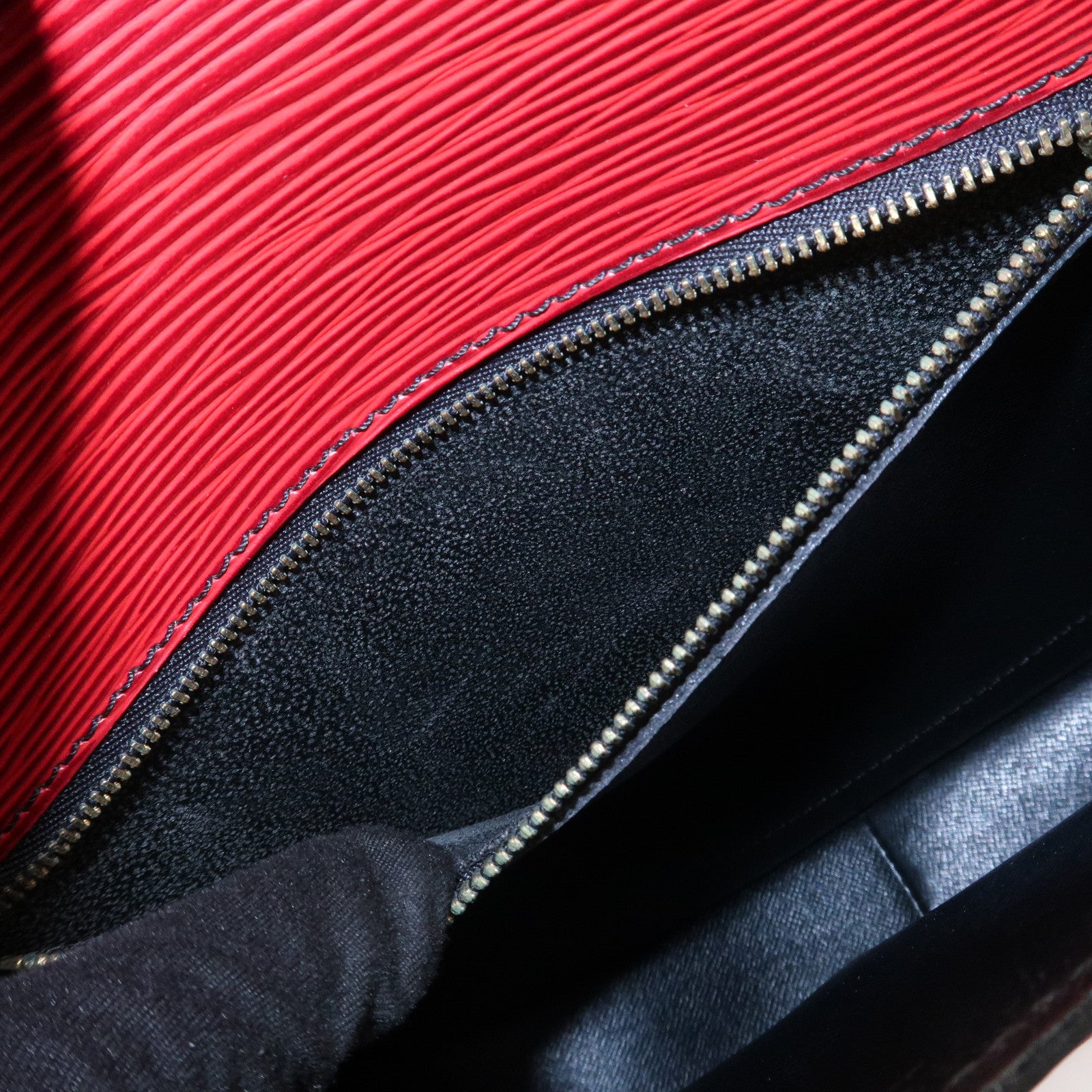 Louis Vuitton Epi Saint Cloud Shoulder Bag Crossbody Bag Red M52197