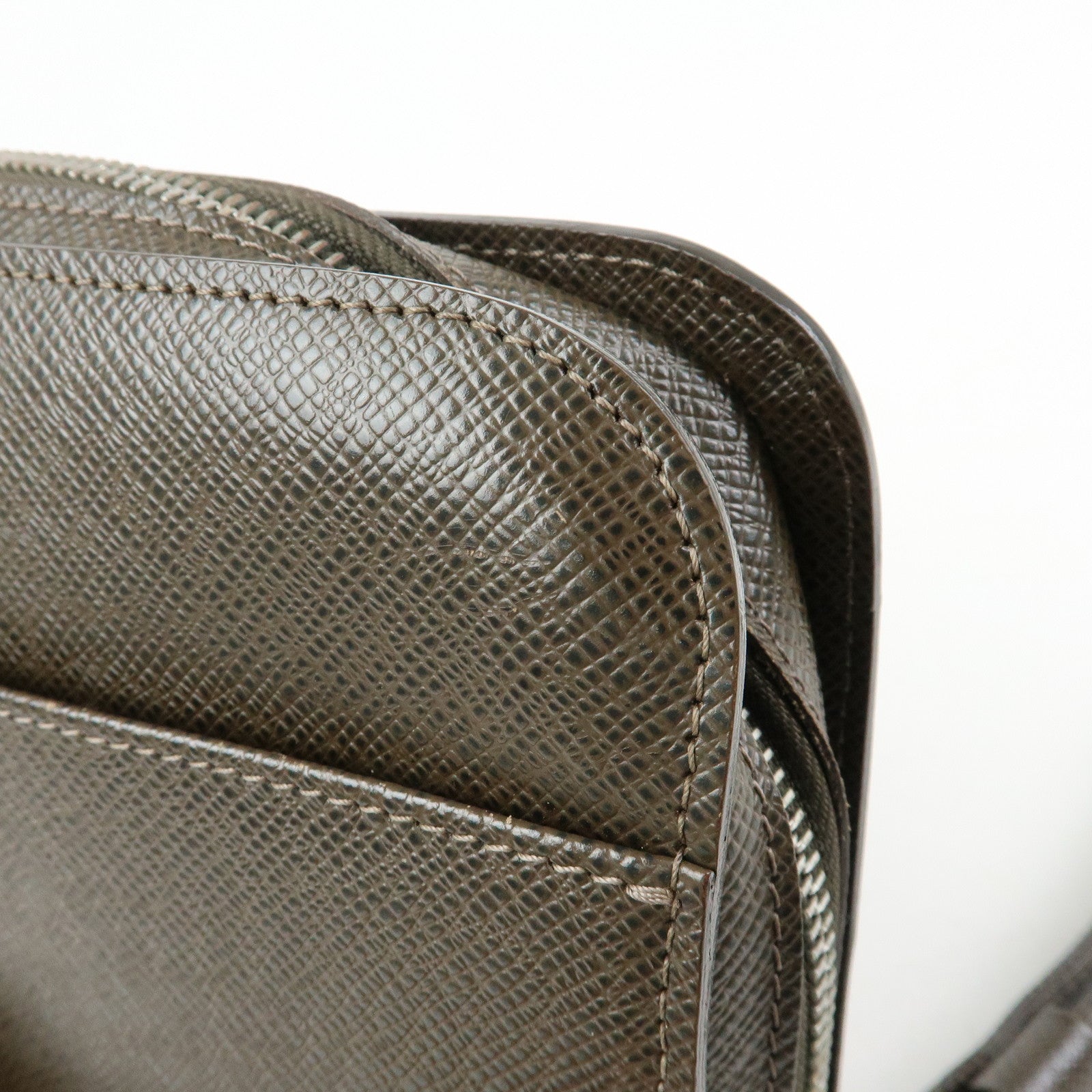 Louis Vuitton Taiga Organizer de Poche Clutch Bag Grizzly M30183