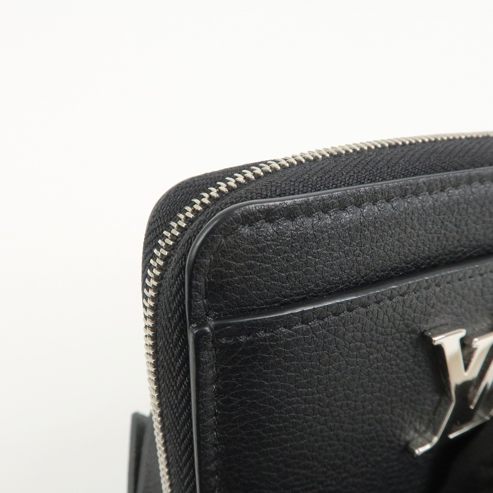 Louis Vuitton Lock Me Calf Leather Coin Case Coin Purse Noir M80099