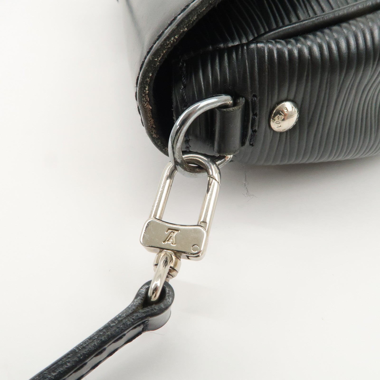 Louis Vuitton Epi Pochette Montaigne Shoulder Bag Noir M59292