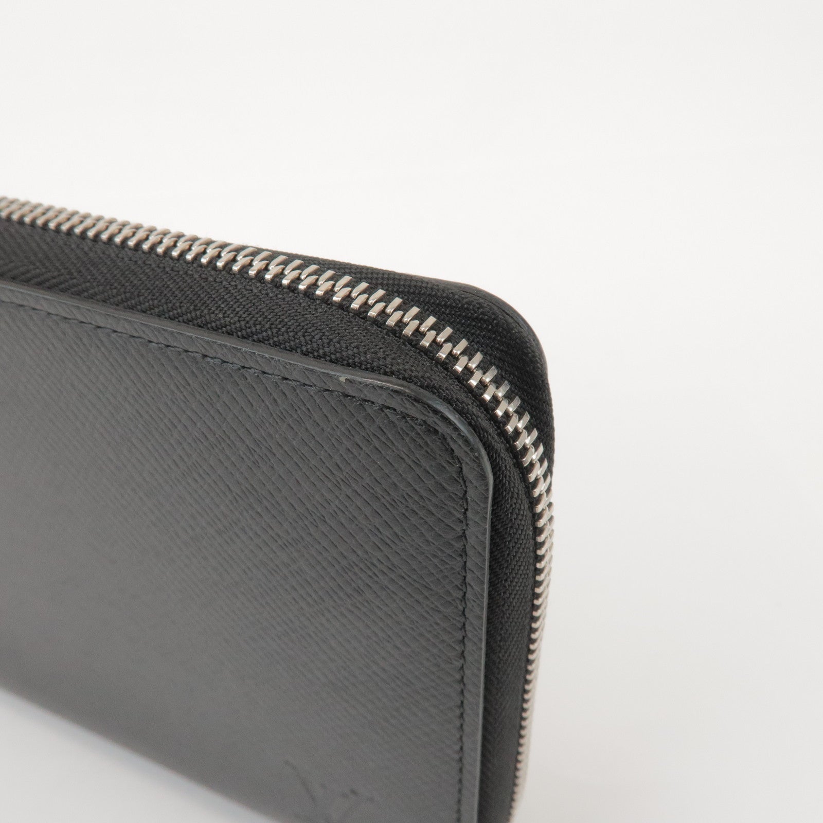 Louis Vuitton Taiga Zippy Organizer NM Long Wallet Noir M30056