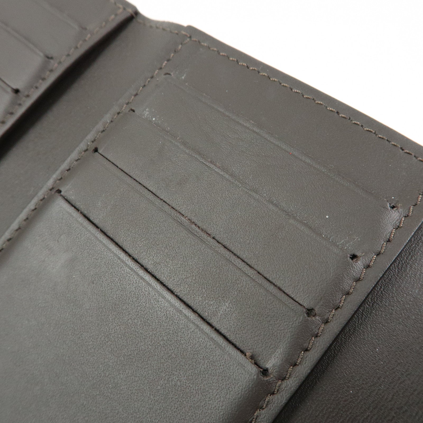 Louis Vuitton Portefeuille Capucines Compact Wallet Galet M62159