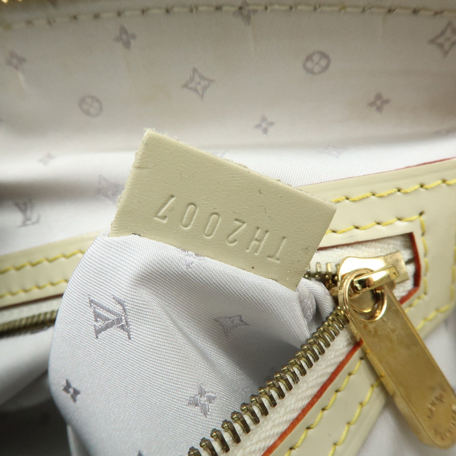 Louis Vuitton Suhari Lock It PM Hand Bag Blanc M91887