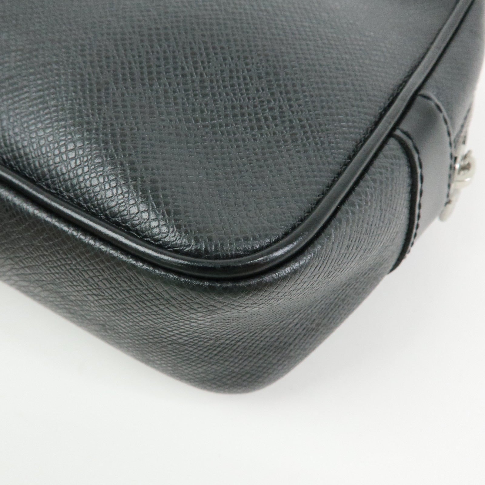 Louis Vuitton Taiga Leather Karga Clutch Bag Pouch Black M30812