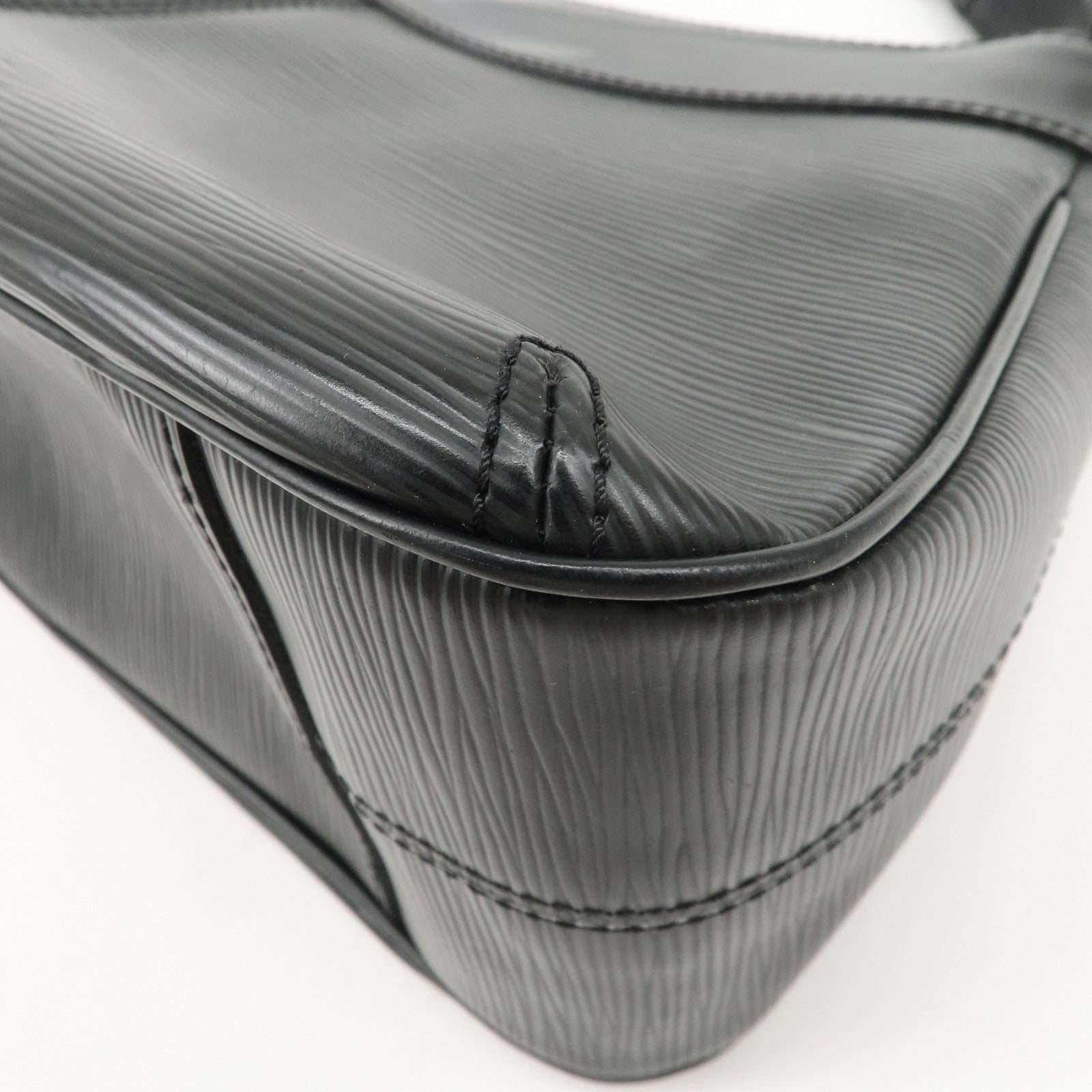 Louis Vuitton Epi Leather Turen PM Shoulder Bag Noir M59282