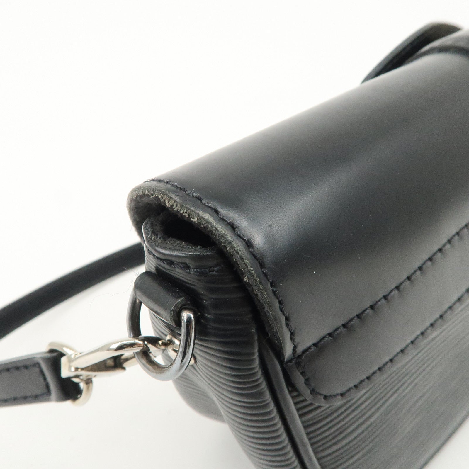 Louis Vuitton Epi Pochette Montaigne Shoulder Bag Noir M59292