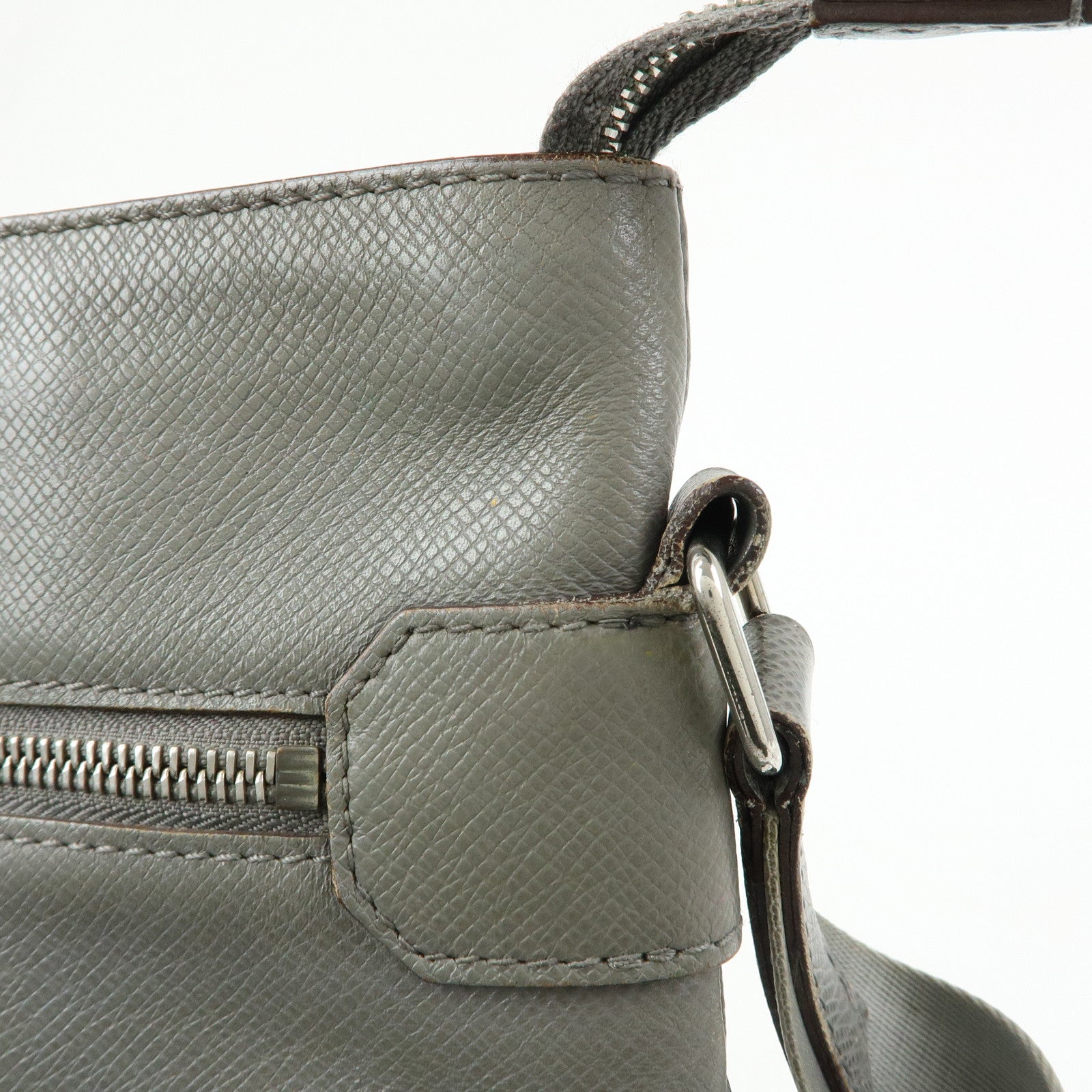 Louis Vuitton Taiga Sasha Shoulder Bag Crossbody Bag Glacier M32630
