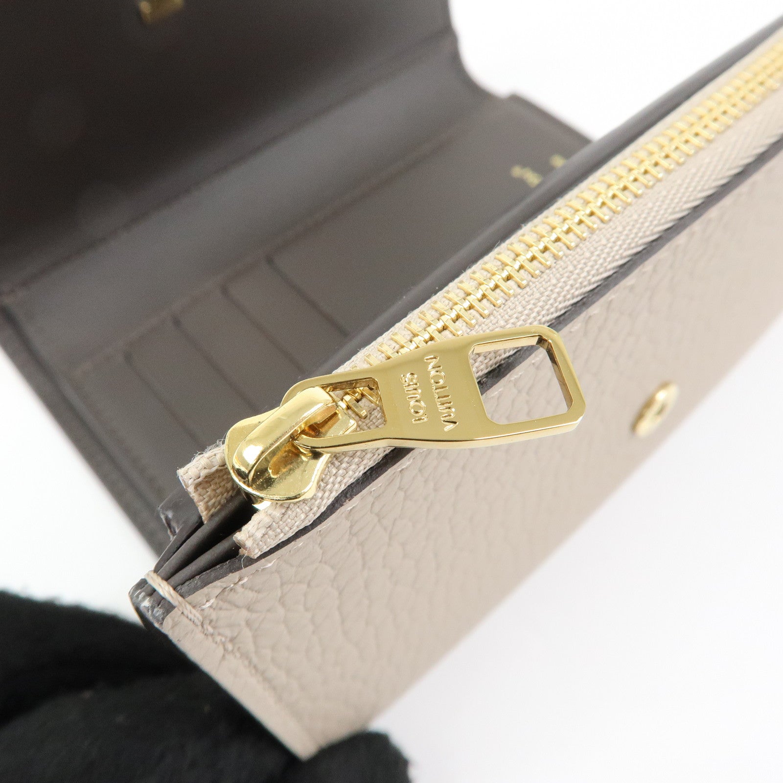 Louis Vuitton Portefeuille Capucines Compact Wallet Galet M62159