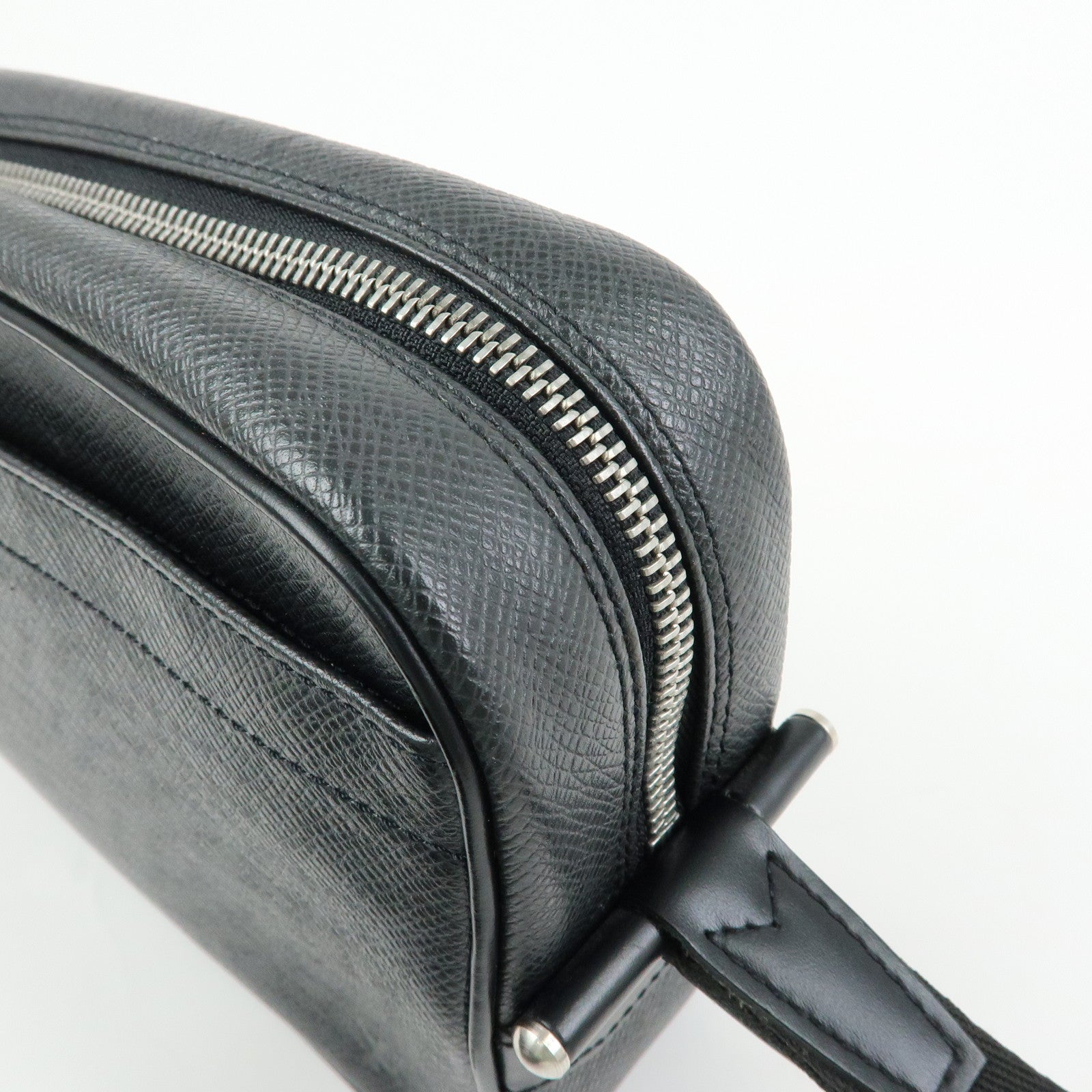 Louis Vuitton Taiga Leather Karga Clutch Bag Pouch Black M30812