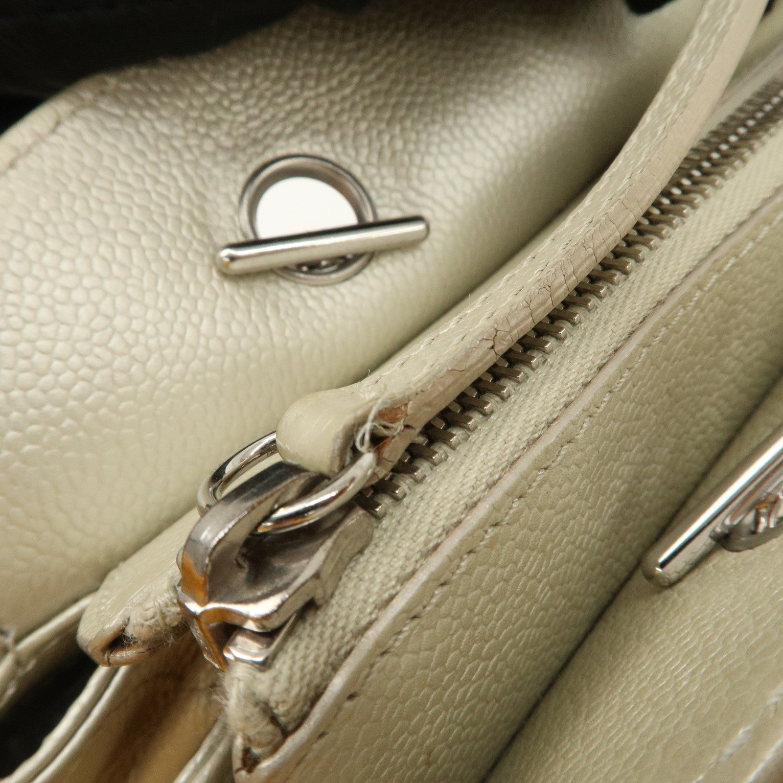 CHANEL Logo Caviarskin Chain Shoulder Bag White Silver HDW