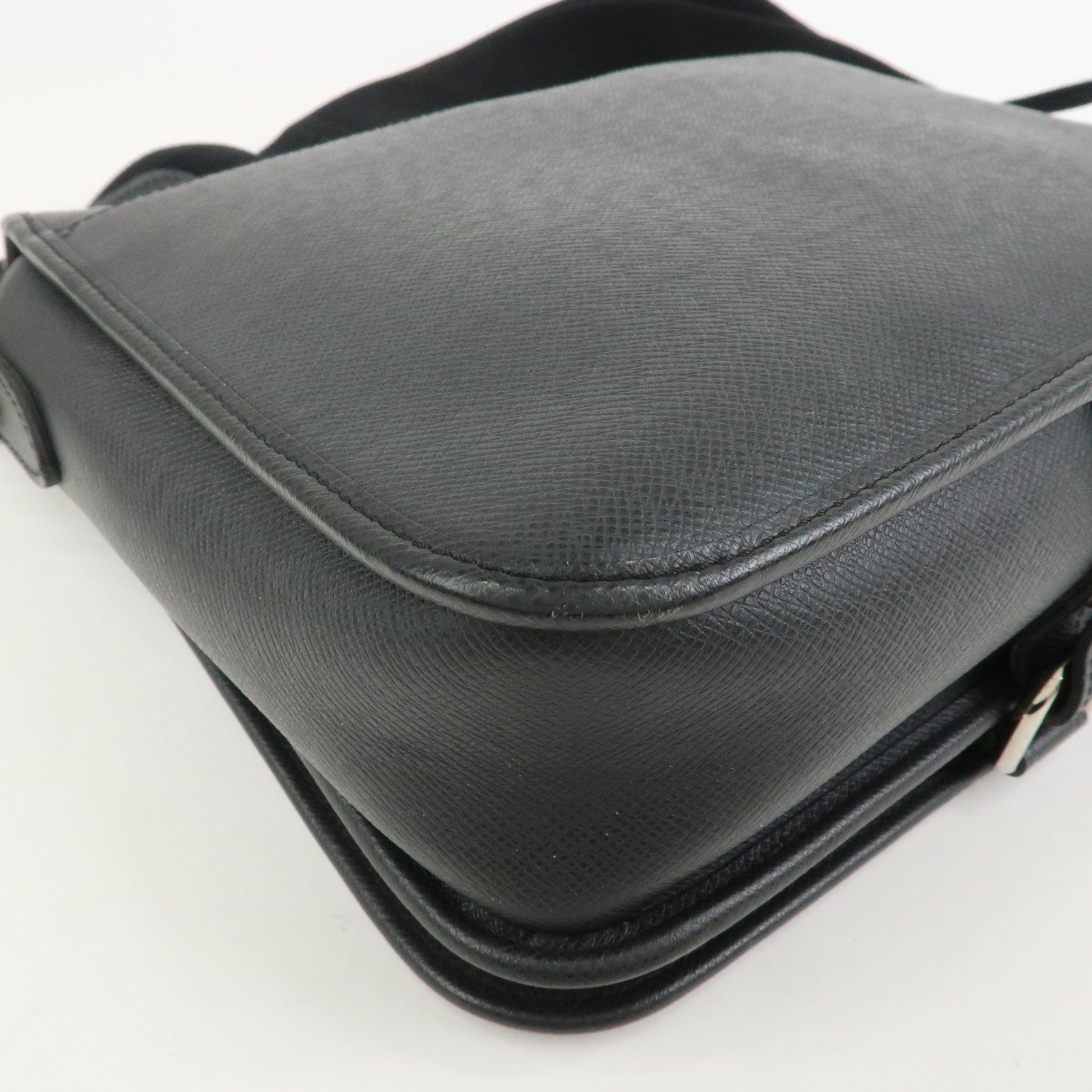 Louis Vuitton Taiga Andrei Shoulder Bag Ardoise M32482