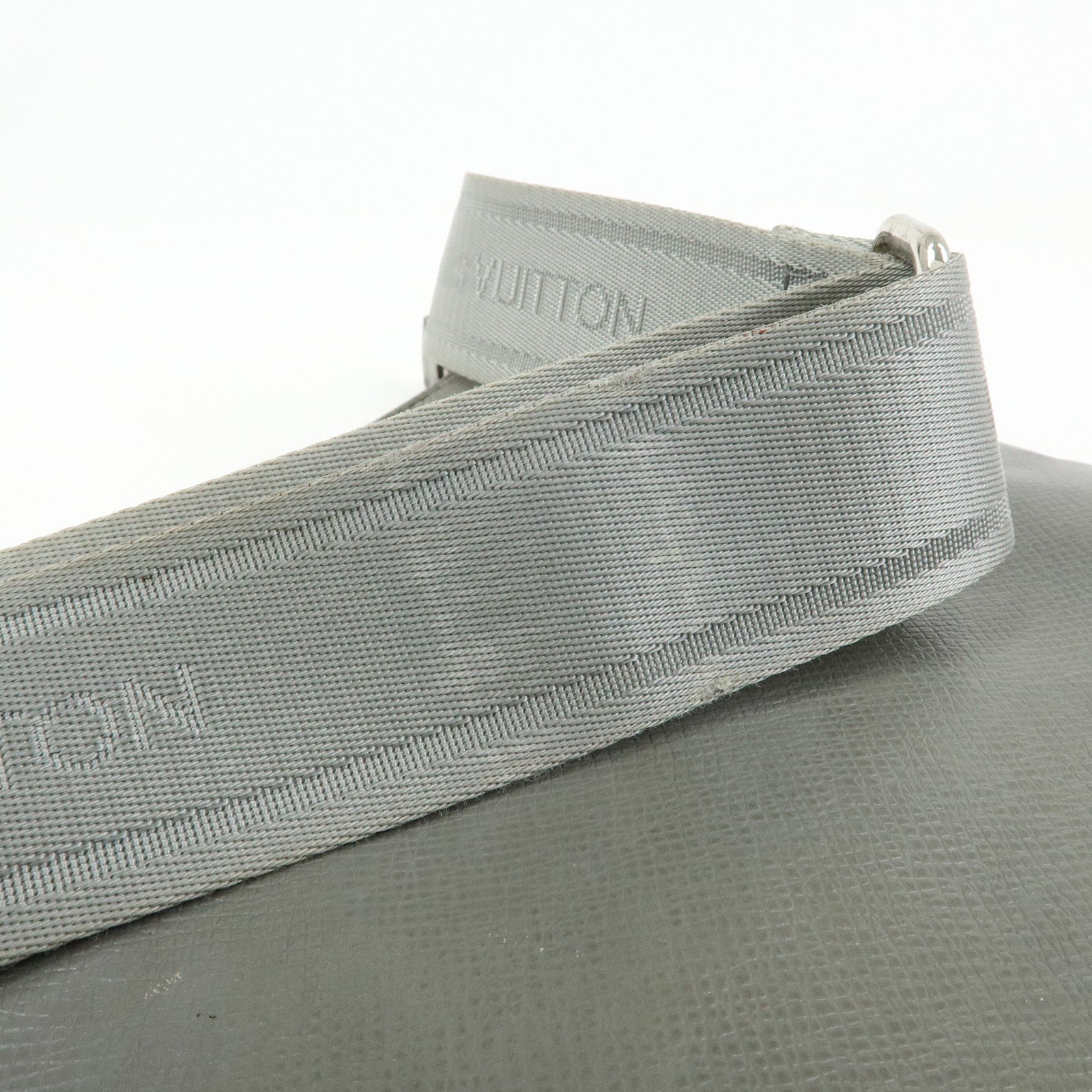 Louis Vuitton Taiga Sasha Shoulder Bag Crossbody Bag Glacier M32630