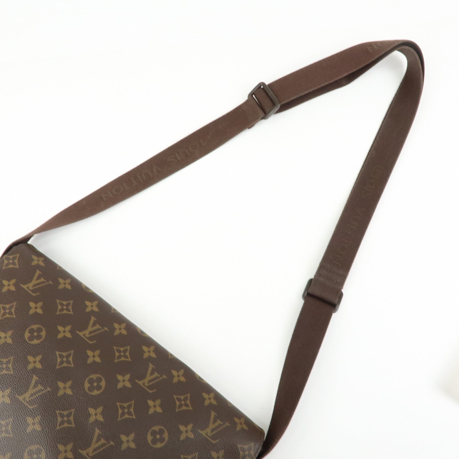 Louis Vuitton Monogram Messenger Beaubourg MM Canvas Bag M97038
