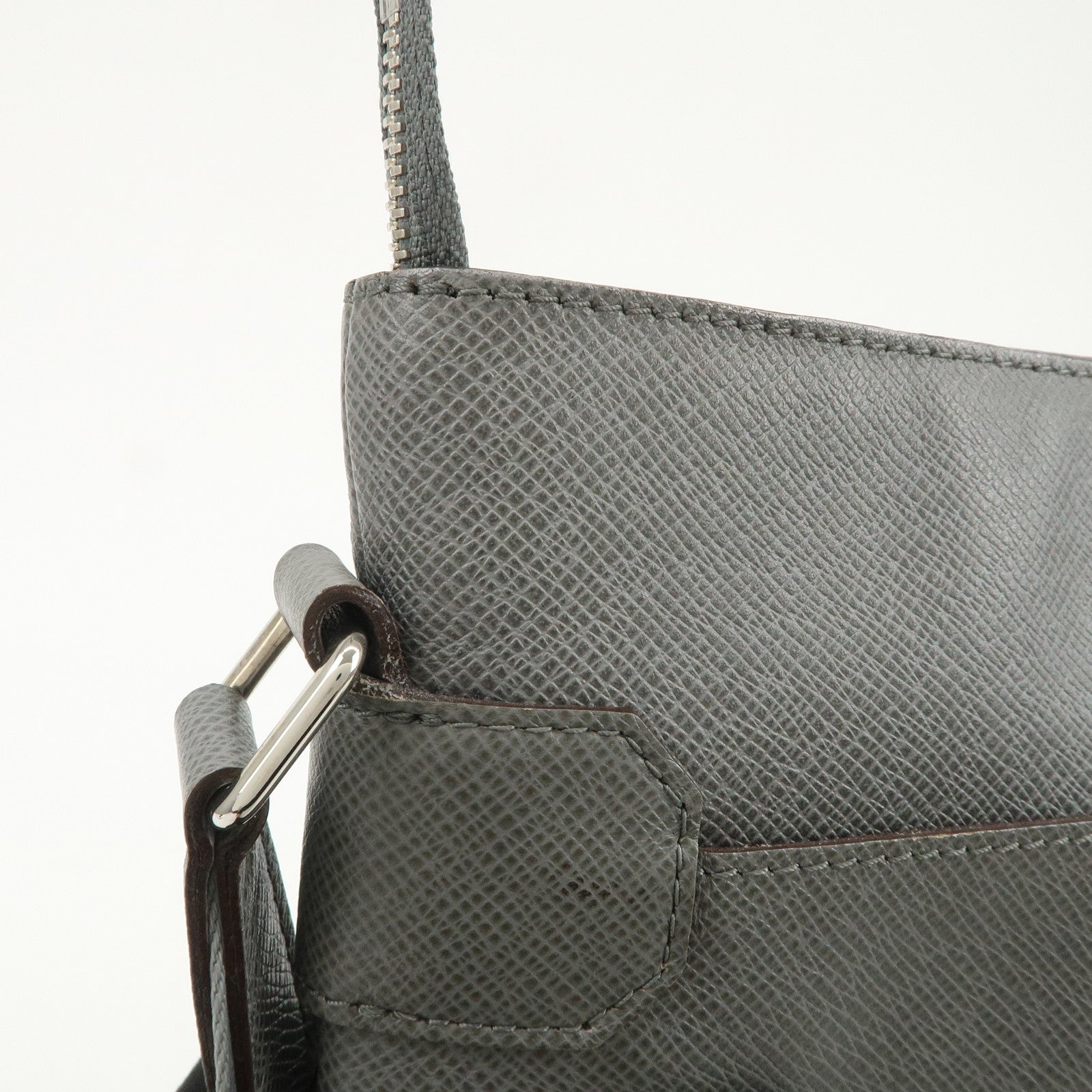 Louis Vuitton Taiga Sasha Shoulder Bag Crossbody Bag Glacier M32630