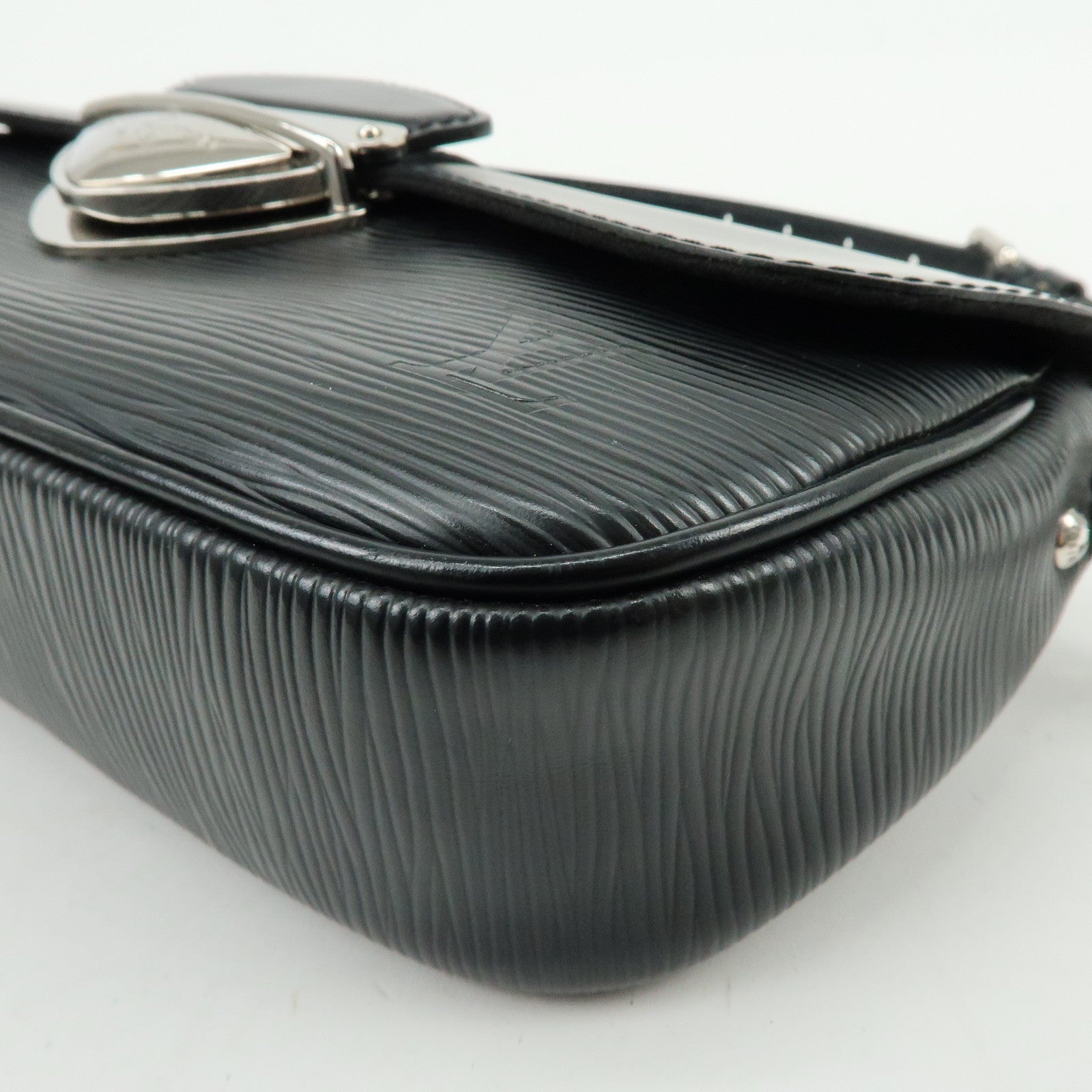 Louis Vuitton Epi Pochette Montaigne Shoulder Bag Noir M59292