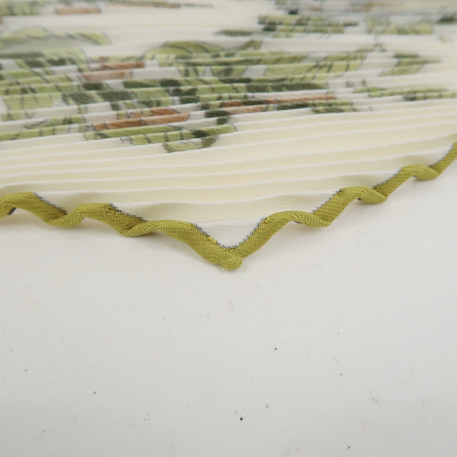 HERMES Carre 90 Silk 100% Pleats AU COEUR DES BOIS Scarf White