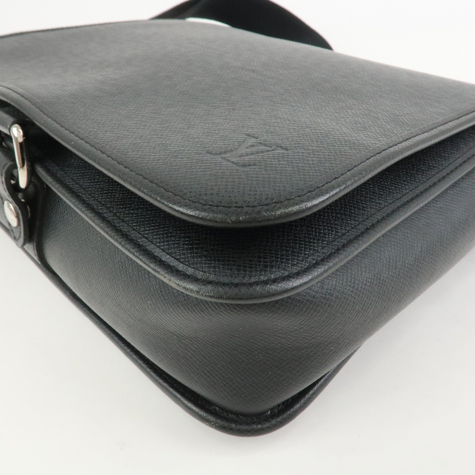 Louis Vuitton Taiga Andrei Shoulder Bag Ardoise M32482