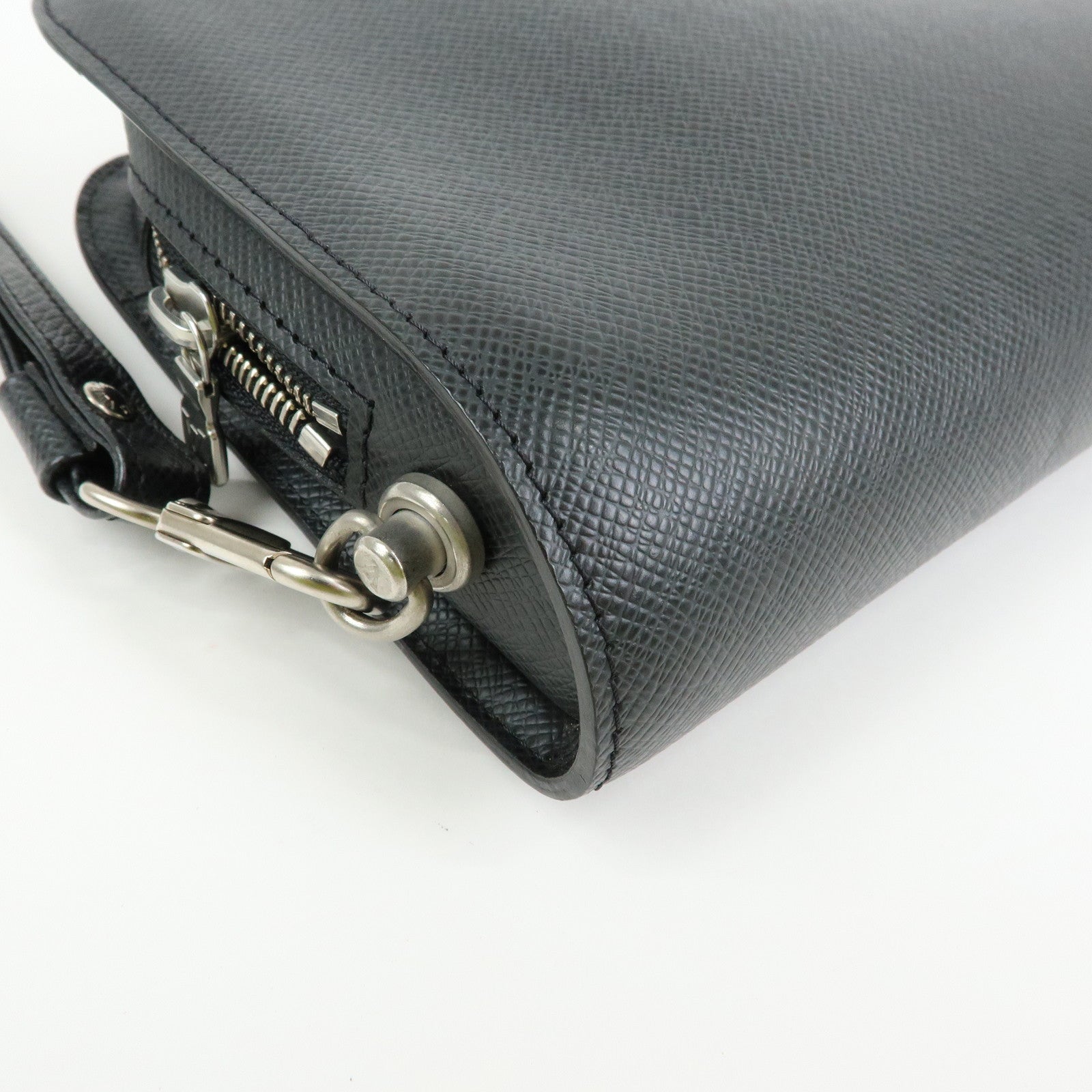 Louis Vuitton Taiga Baikal Leather Clutch Bag Pouch Ardoise M30182