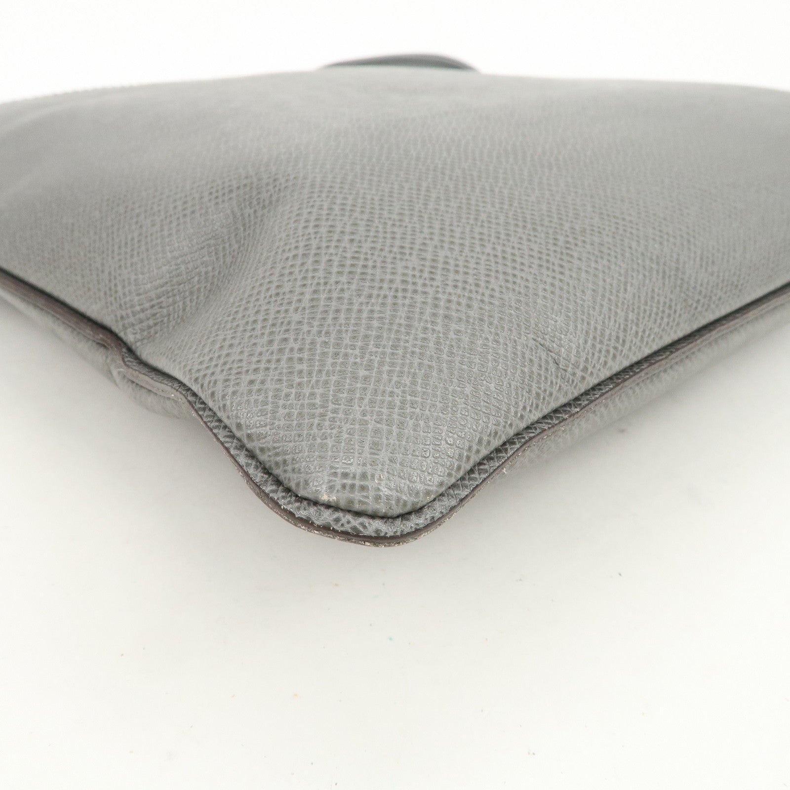 Louis Vuitton Taiga Sasha Shoulder Bag Crossbody Bag Glacier M32630