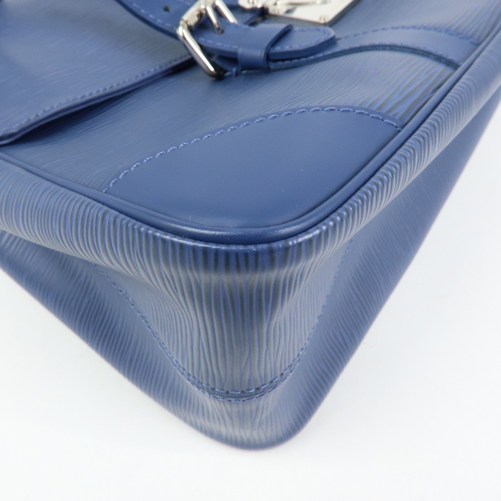Louis Vuitton Epi Leather Segur MM Shoulder Bag Myrtille M5886G