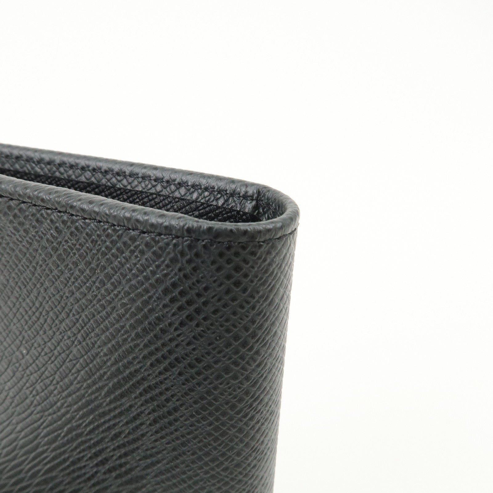 Louis Vuitton Taiga Leather Portefeuille Brazza Wallet Noir M30501