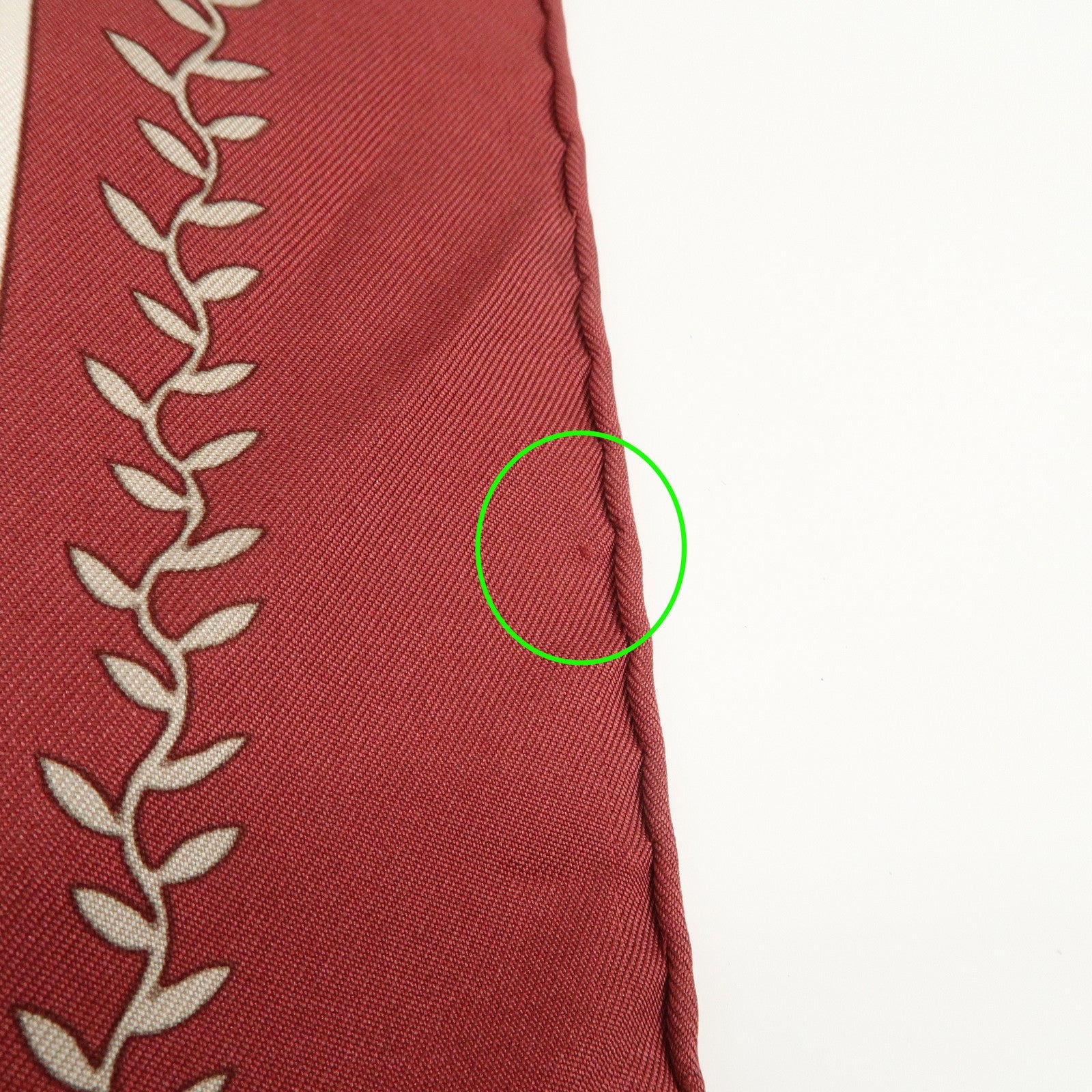 HERMES Carre 90 Silk 100% Aux Portes du Palais Scarf Red