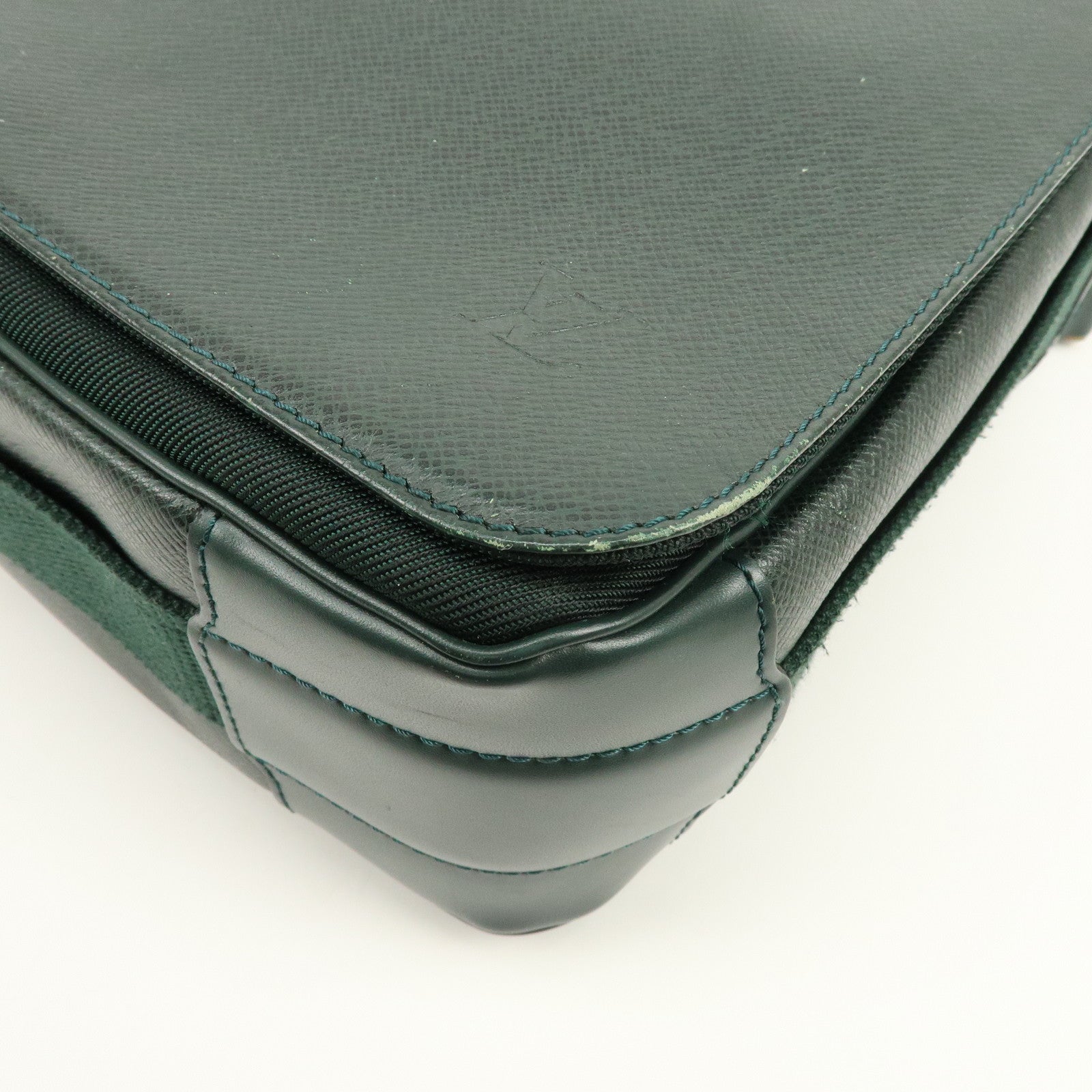 Louis Vuitton Taiga Victor Shoulder Bag Crossbody Bag Epicea M30144