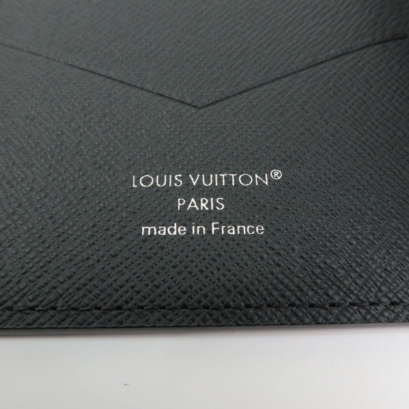 Louis Vuitton Monogram Eclipse Couverture de Passeport NM M64501