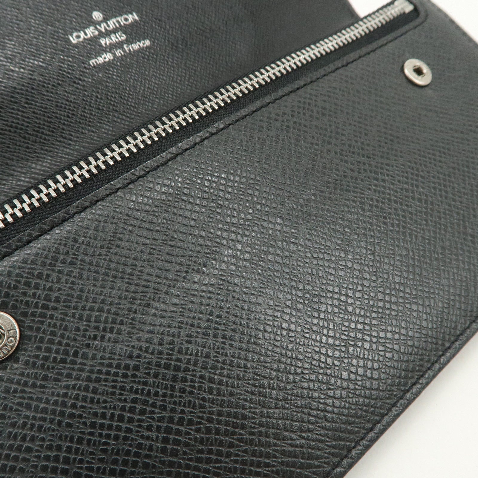Louis Vuitton Taiga Portefeuille Accordeon Long Wallet Noir M30998