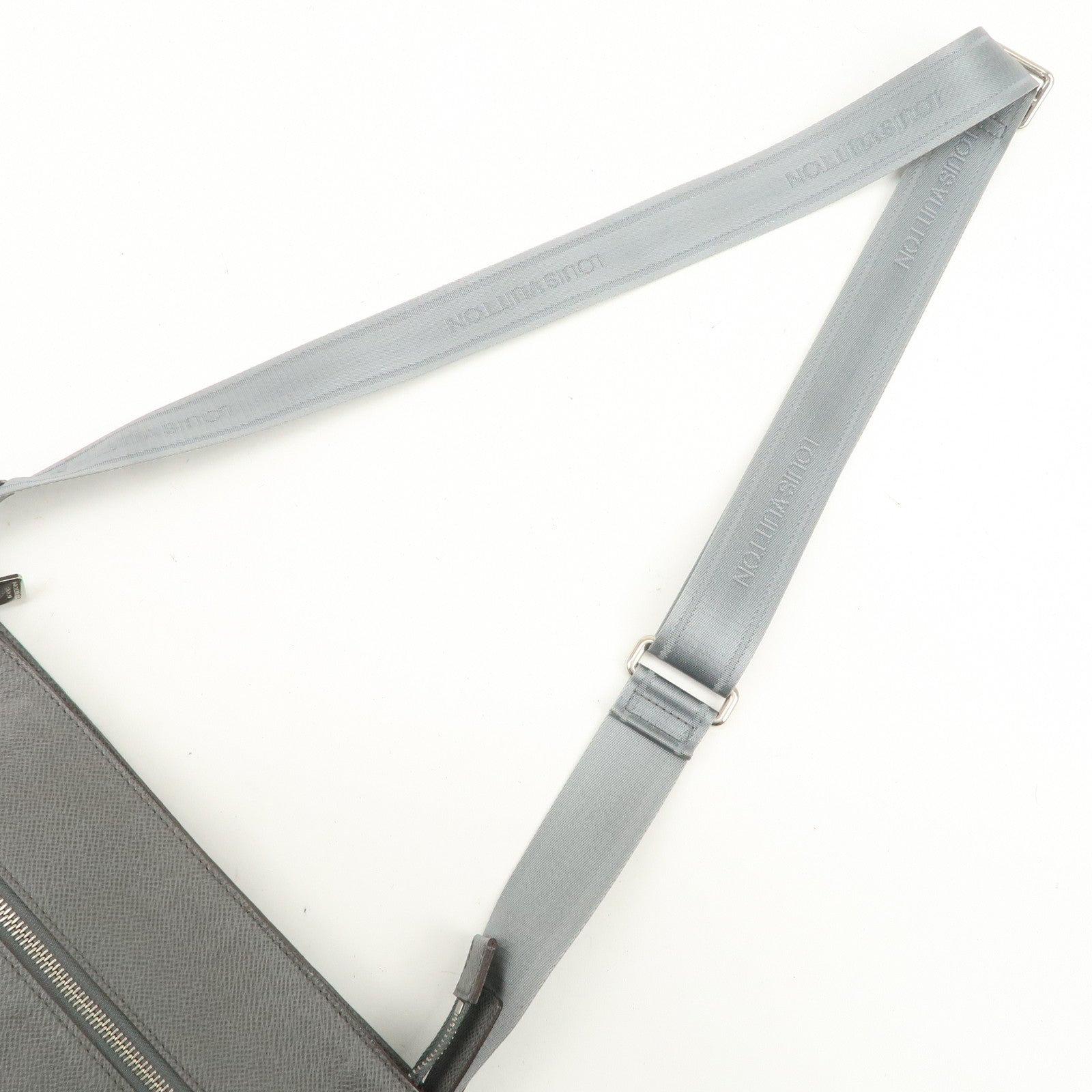 Louis Vuitton Taiga Sasha Shoulder Bag Crossbody Bag Glacier M32630