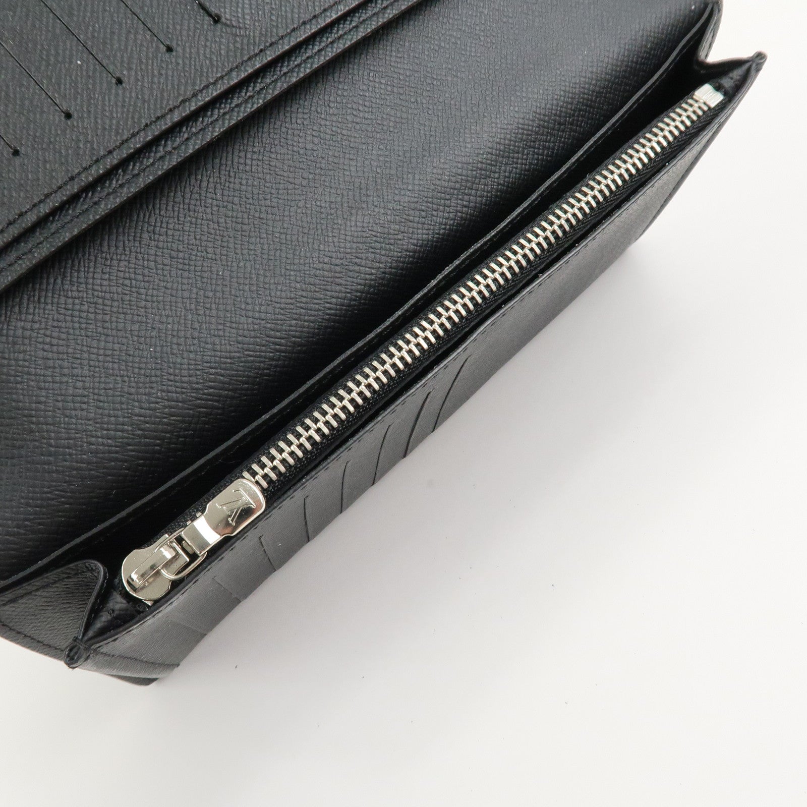Louis Vuitton Taiga Portefeuille Brazza Bi-fold Long Wallet M30501