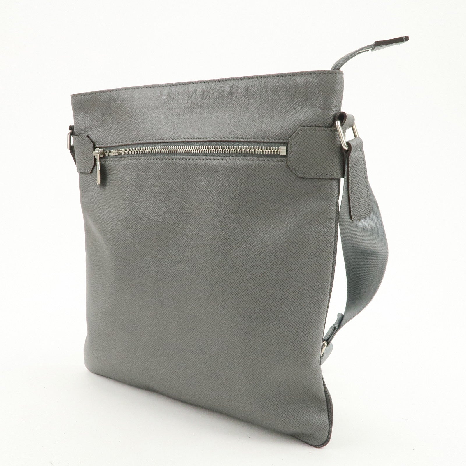 Louis Vuitton Taiga Sasha Shoulder Bag Crossbody Bag Glacier M32630