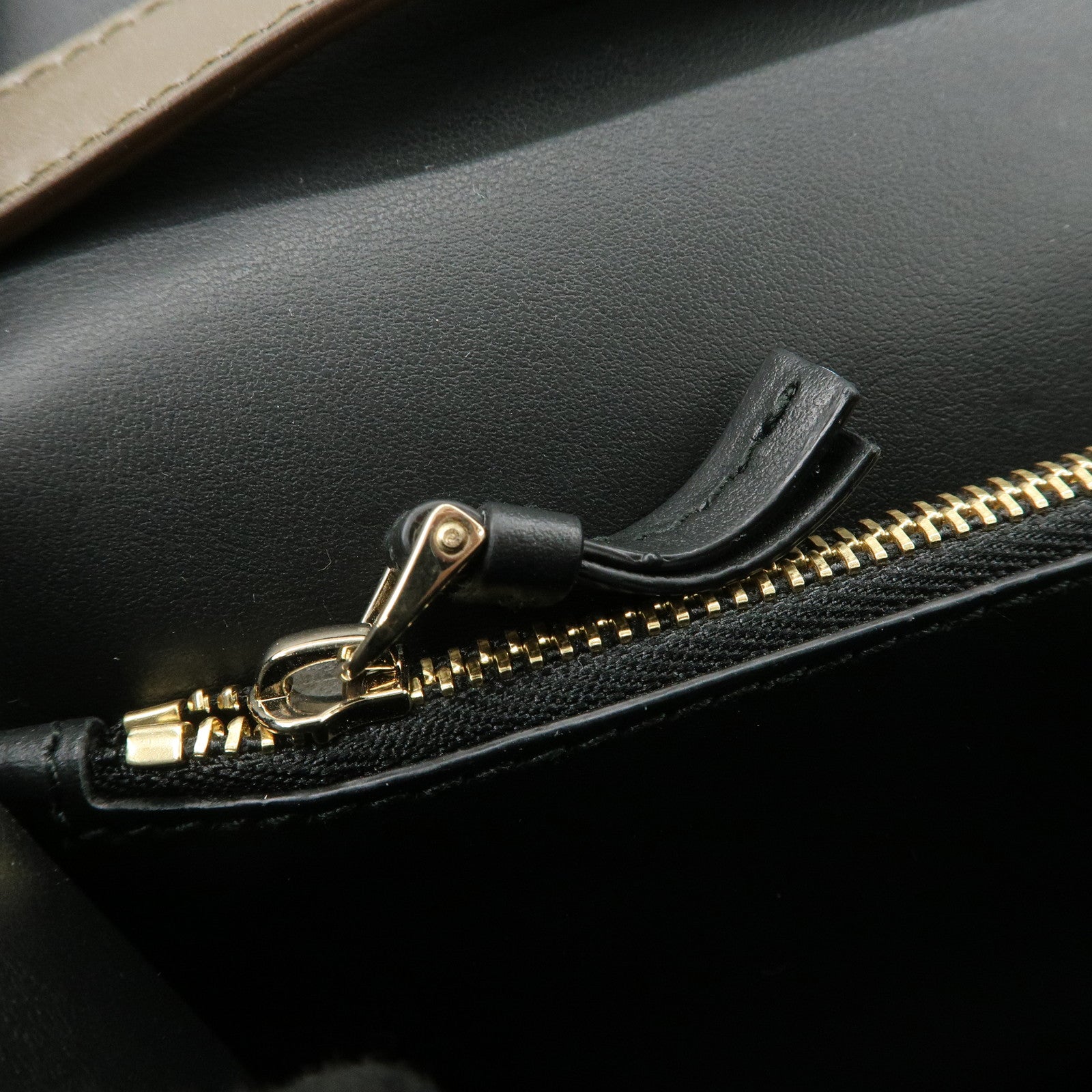 Ferragamo Vara Leather Ribbon Studs Shoulder Bag Greige Used